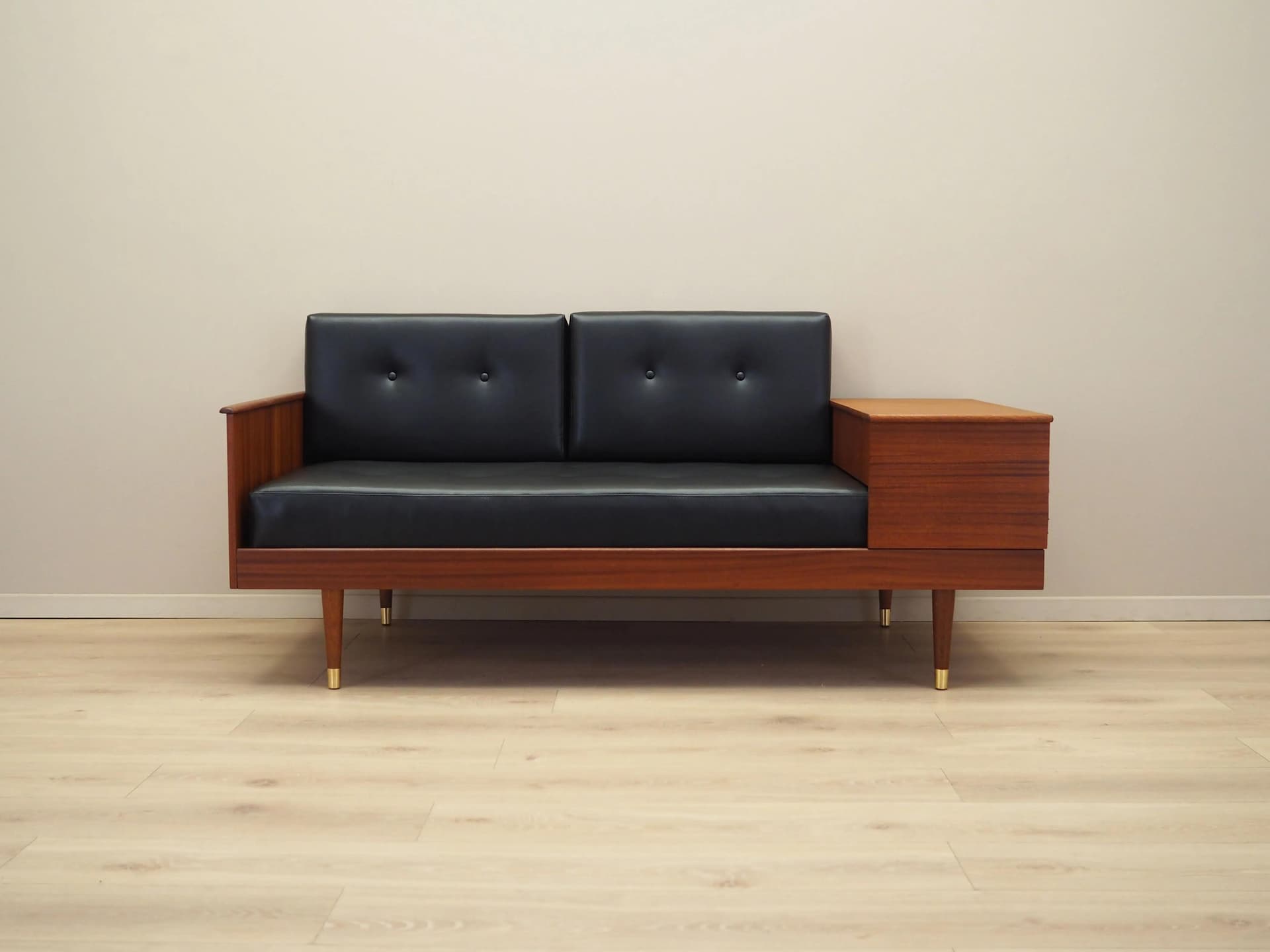 Sofa, mahoniowe drewno ciemnobrązowe, ekoskóra czarna, proj. I. Relling, Norwegia, lata 60. - 33827