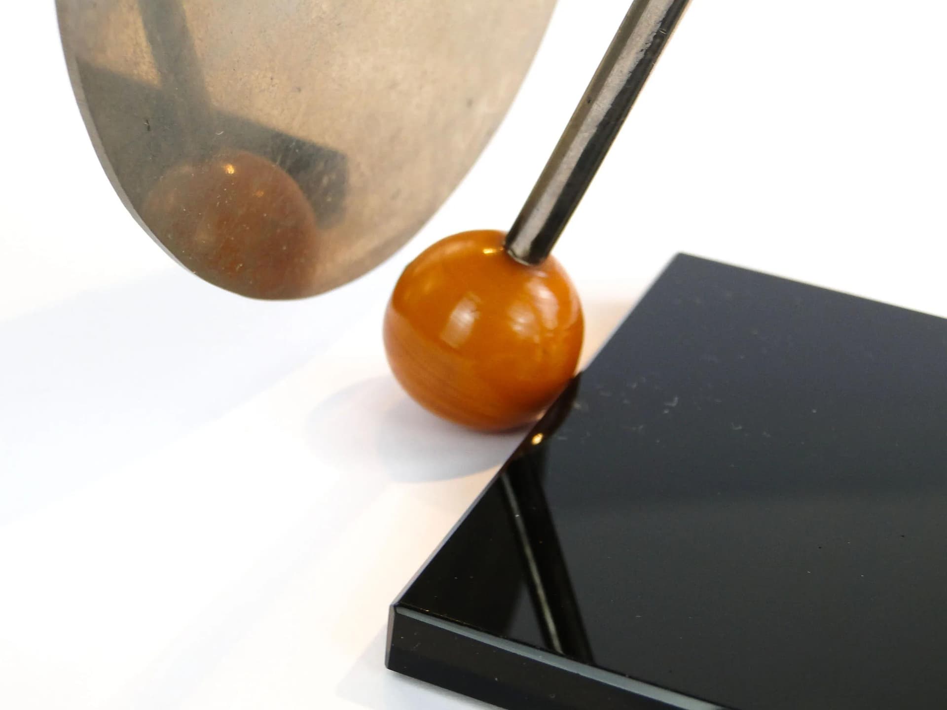 Gong Art déco, srebrny, mosiądz niklowany, bakelit, szkło czarne, Austria, lata 20. - 34467