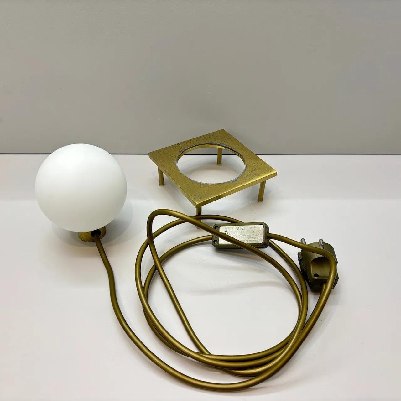 Lampka nocna, mosiądz matowy, szkło opalowe, Helestra Leuchten, Niemcy, lata 80. - 34413