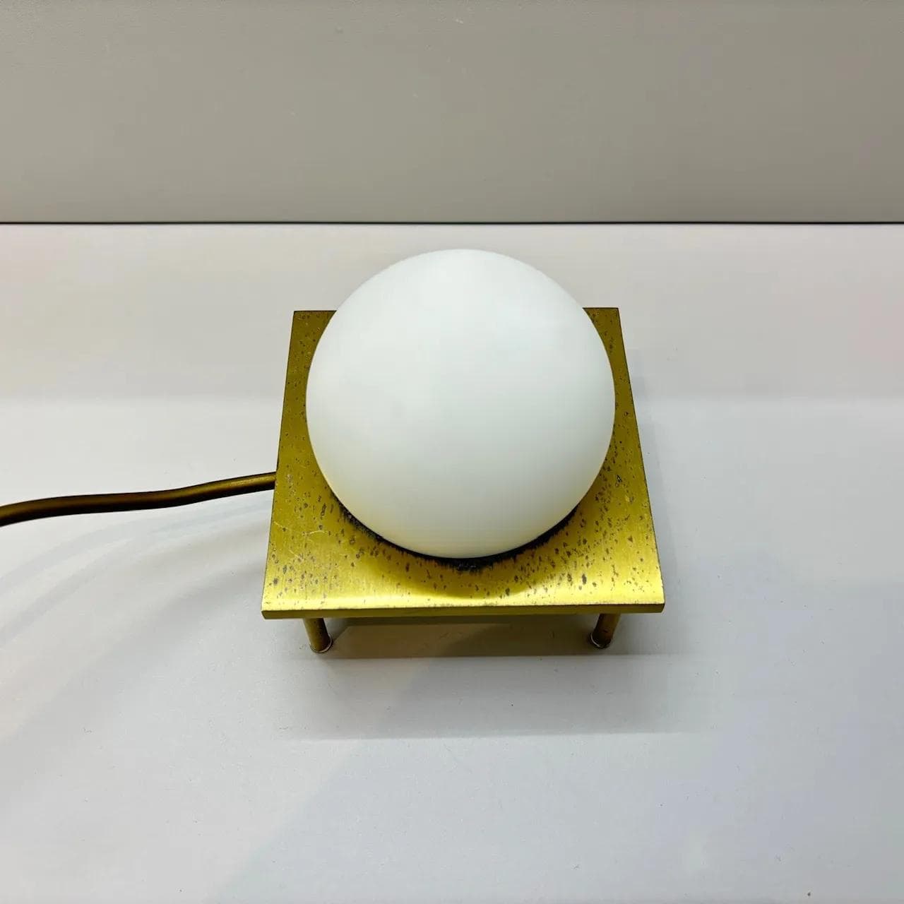 Lampka nocna, mosiądz matowy, szkło opalowe, Helestra Leuchten, Niemcy, lata 80. - 34414