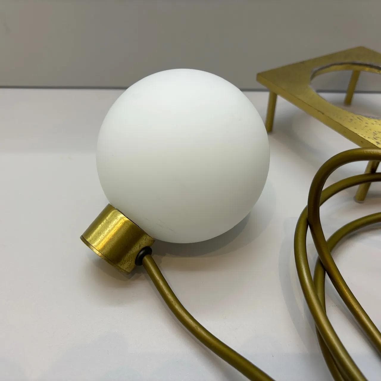 Lampka nocna, mosiądz matowy, szkło opalowe, Helestra Leuchten, Niemcy, lata 80. - 34412