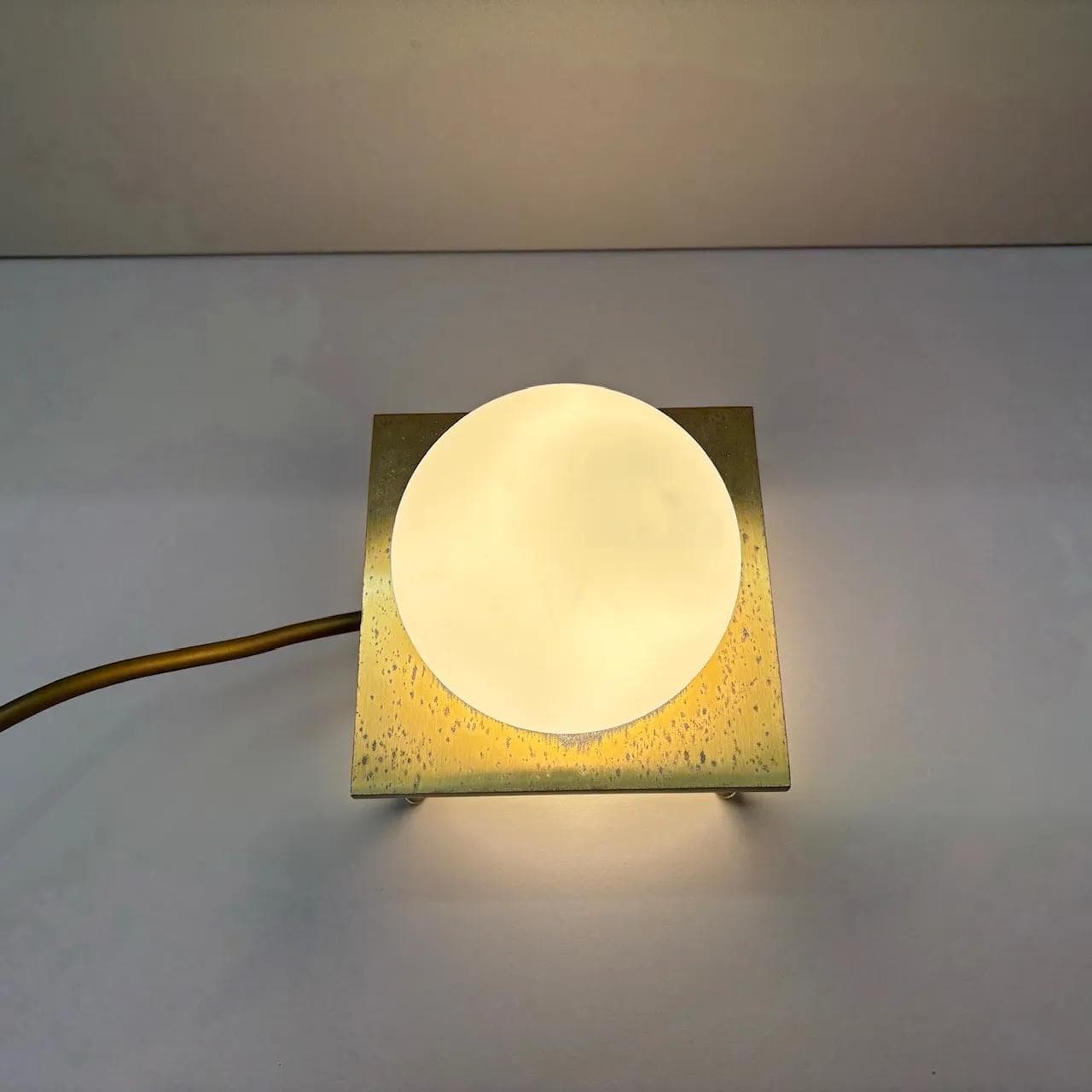 Lampka nocna, mosiądz matowy, szkło opalowe, Helestra Leuchten, Niemcy, lata 80. - 34415