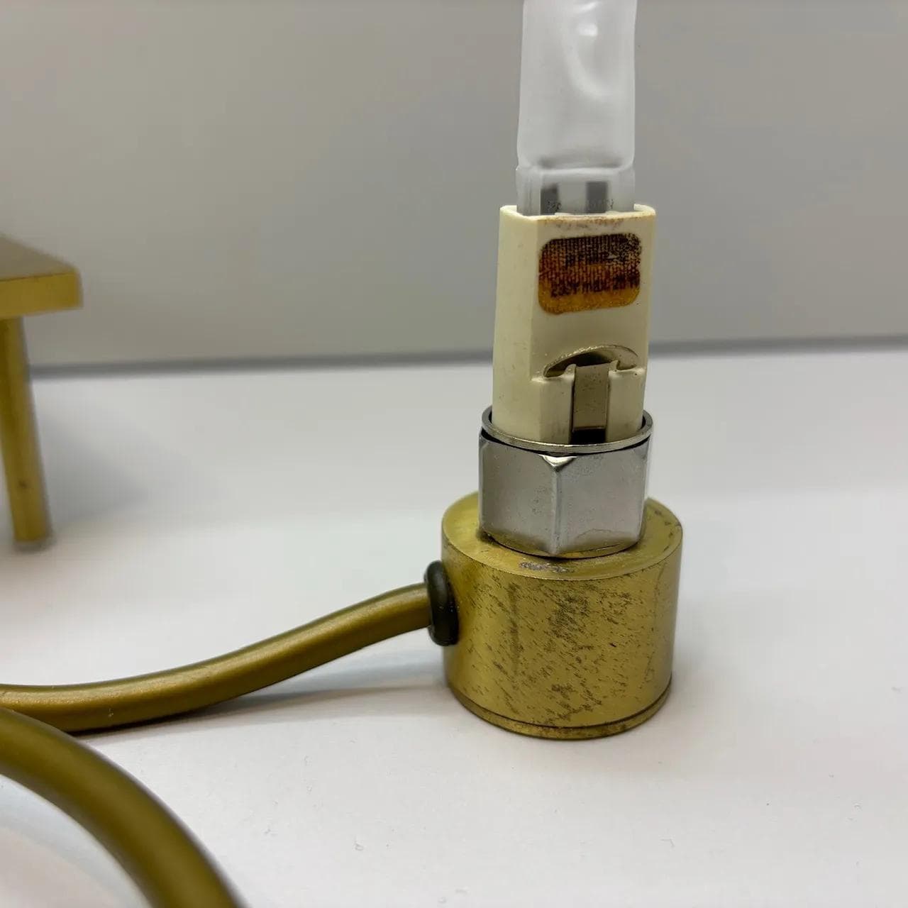 Lampka nocna, mosiądz matowy, szkło opalowe, Helestra Leuchten, Niemcy, lata 80. - 34410