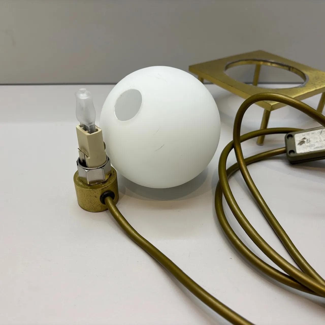 Lampka nocna, mosiądz matowy, szkło opalowe, Helestra Leuchten, Niemcy, lata 80. - 34411