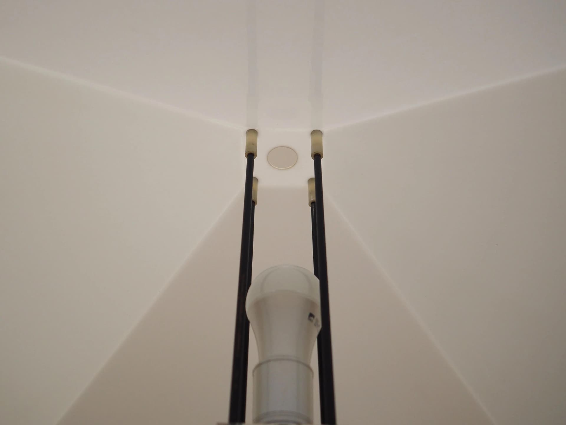 Lampka biurkowa, mid-century modern, biały, metal, Dania, lata 70. - 34759