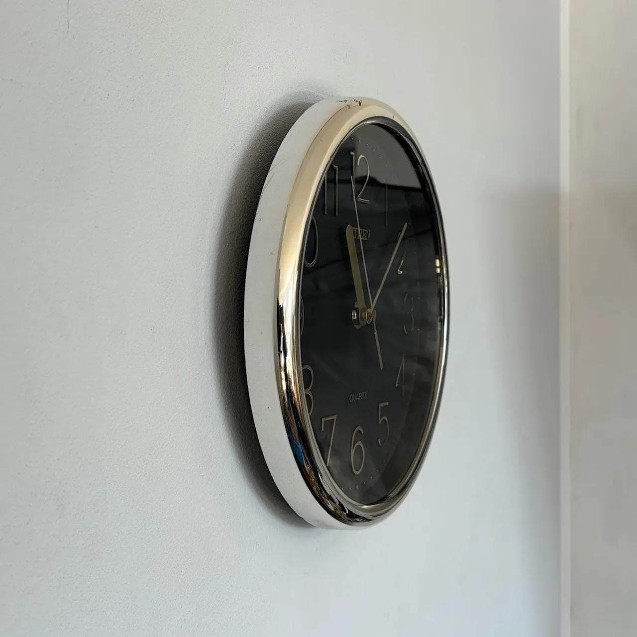 Zegar ścienny czarny, plastik złoty, szkło transparentny, Citizen, Japonia, lata 80. - 34593