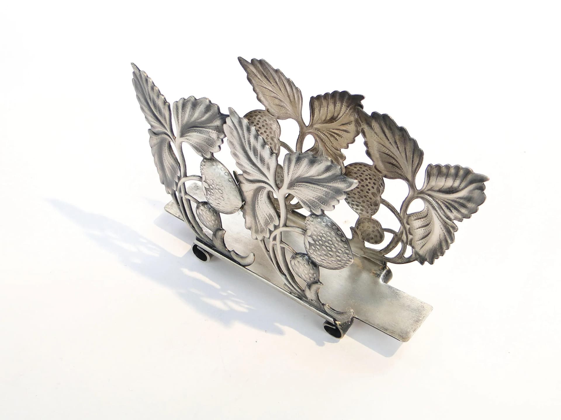 Serwetnik Poziomki, postmodernizm, metal srebrny, HEFRA, Polska, lata 60. - 35375