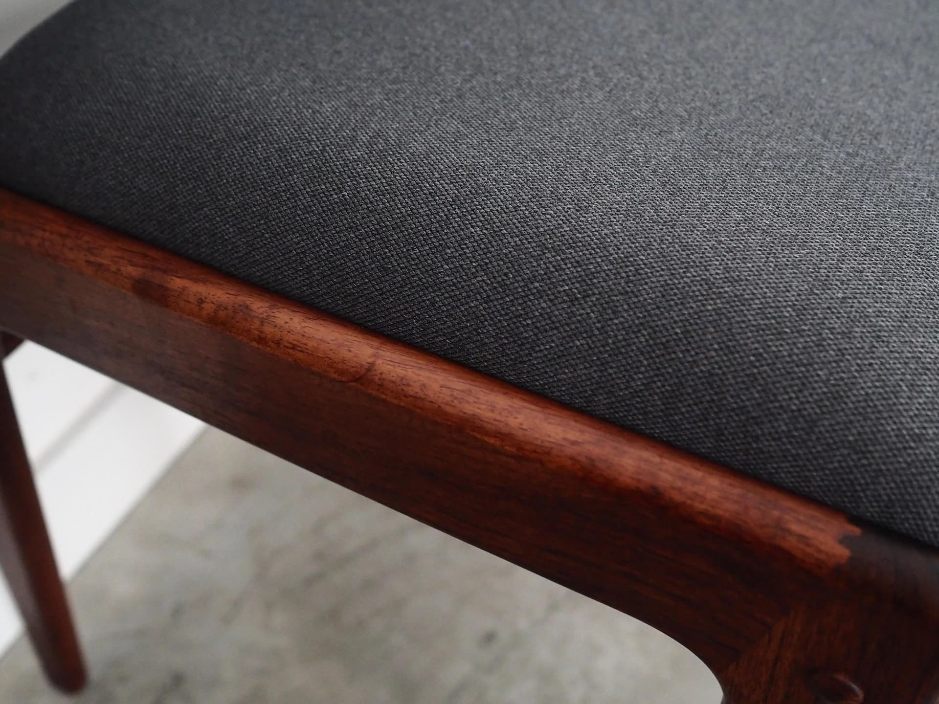 Komplet sześciu krzeseł jadalnianych, palisander, tkanina szara, proj. J. Andersen, Dania, lata 60. - 35657