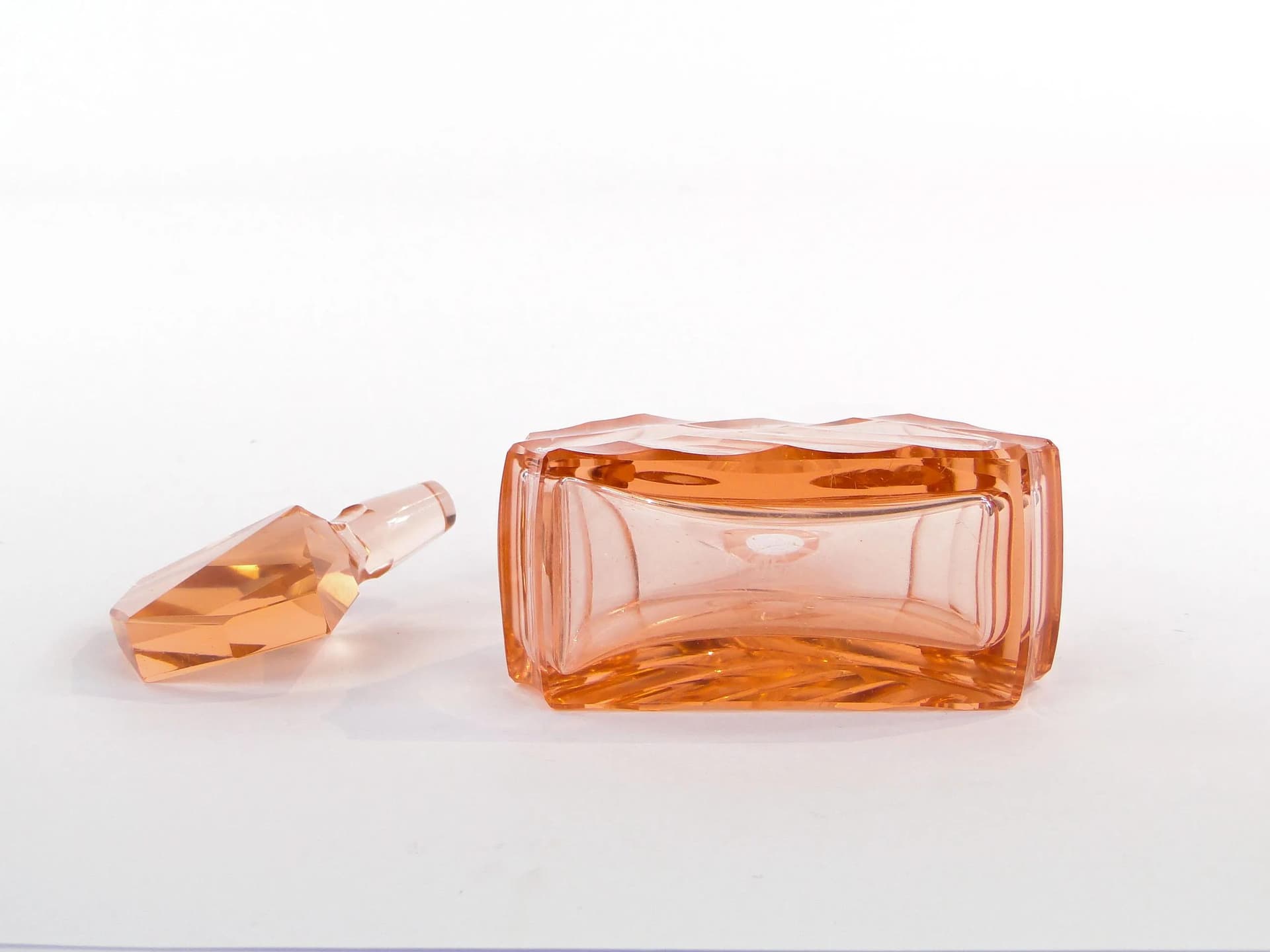 Karafka, art déco, kryształ różowy, Moser, Czechy, lata 60. - 35948