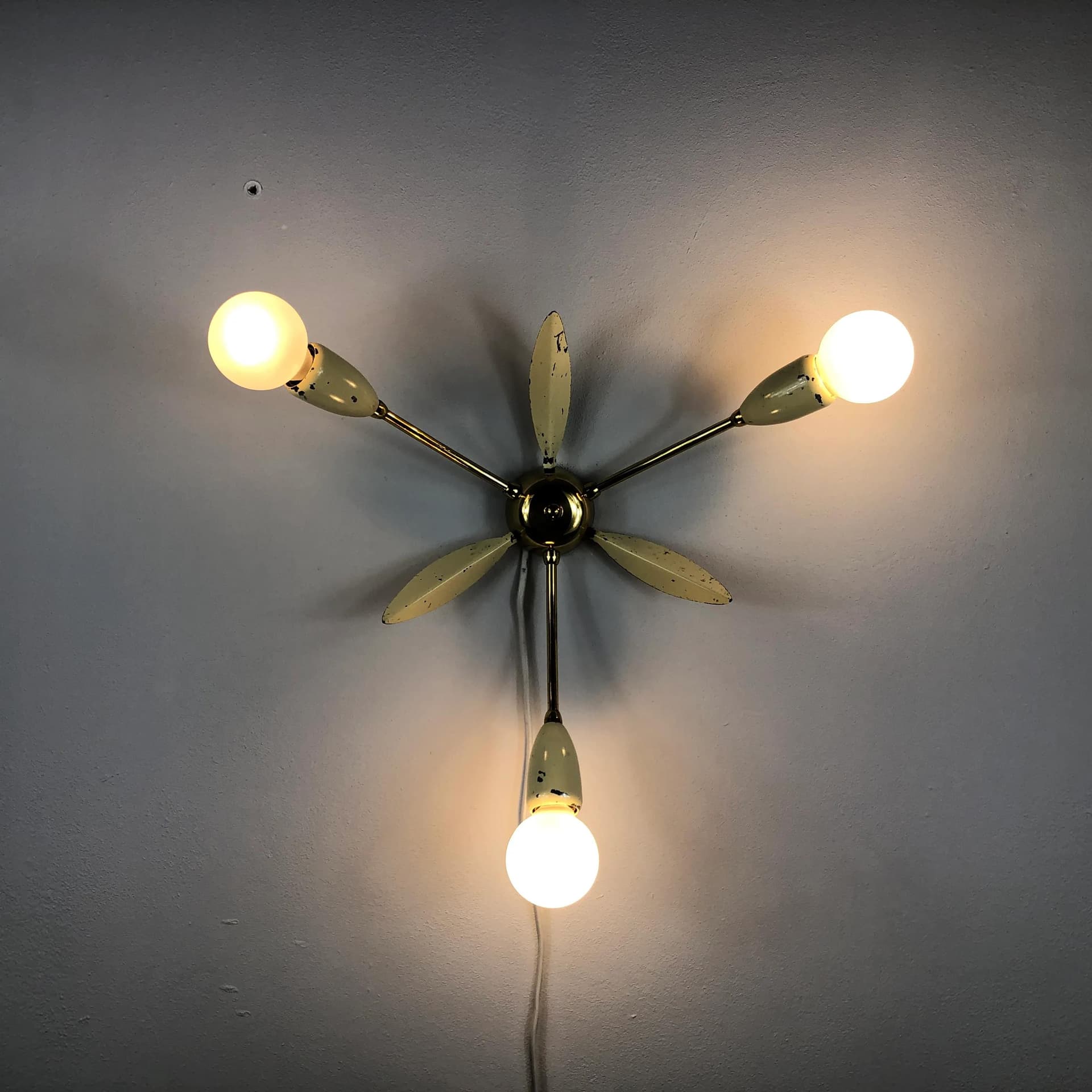 Mosiężny, kremowo-żółty kinkiet minimalistyczny, Niemcy, lata 60. - 35888