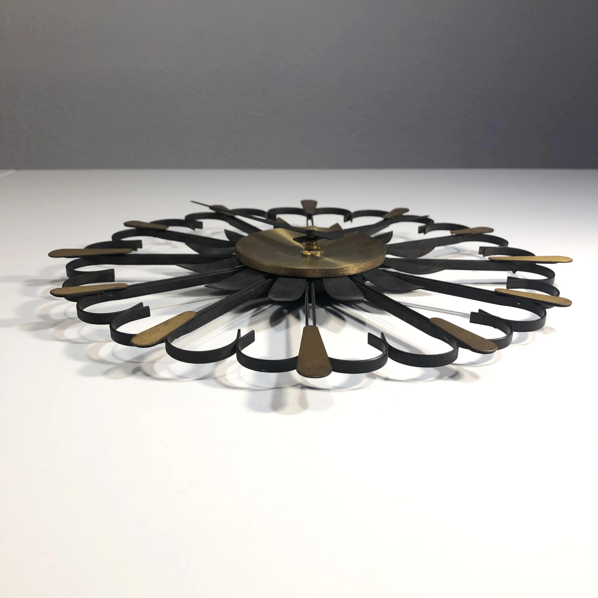 Zegar ścienny brutalistyczny, stal czarna, mosiądz złoty, Niemcy, lata 70. - 36257