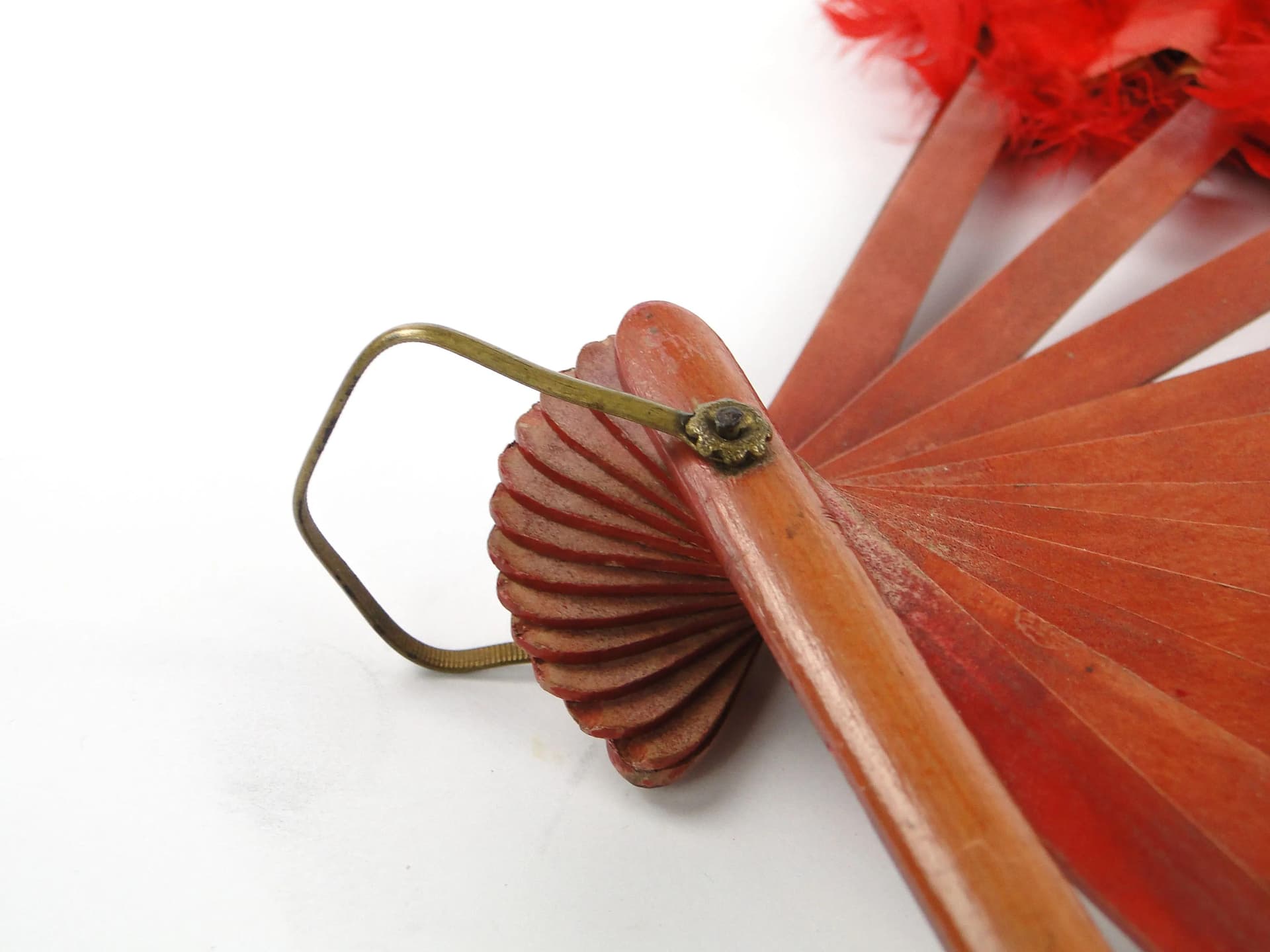 Wachlarz secesyjny, czerwony, pióra papier drewno mahoń, Austro-Węgry, początek XX w. - 36320