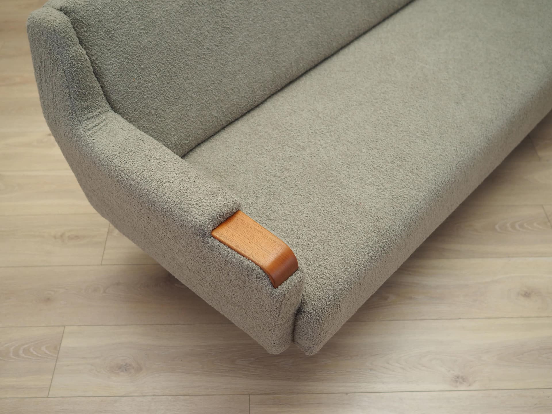Sofa, szary boucle, teak, Dania, lata 70. - 36800
