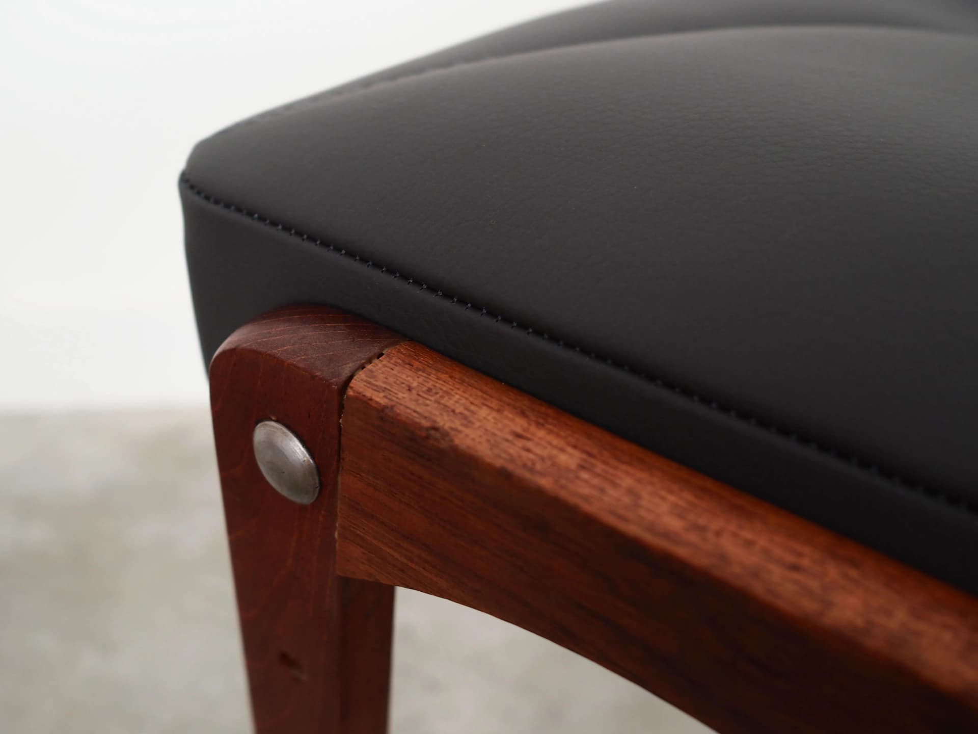 Podnóżek, szara skóra, teak, Dania, lata 70. - 36734