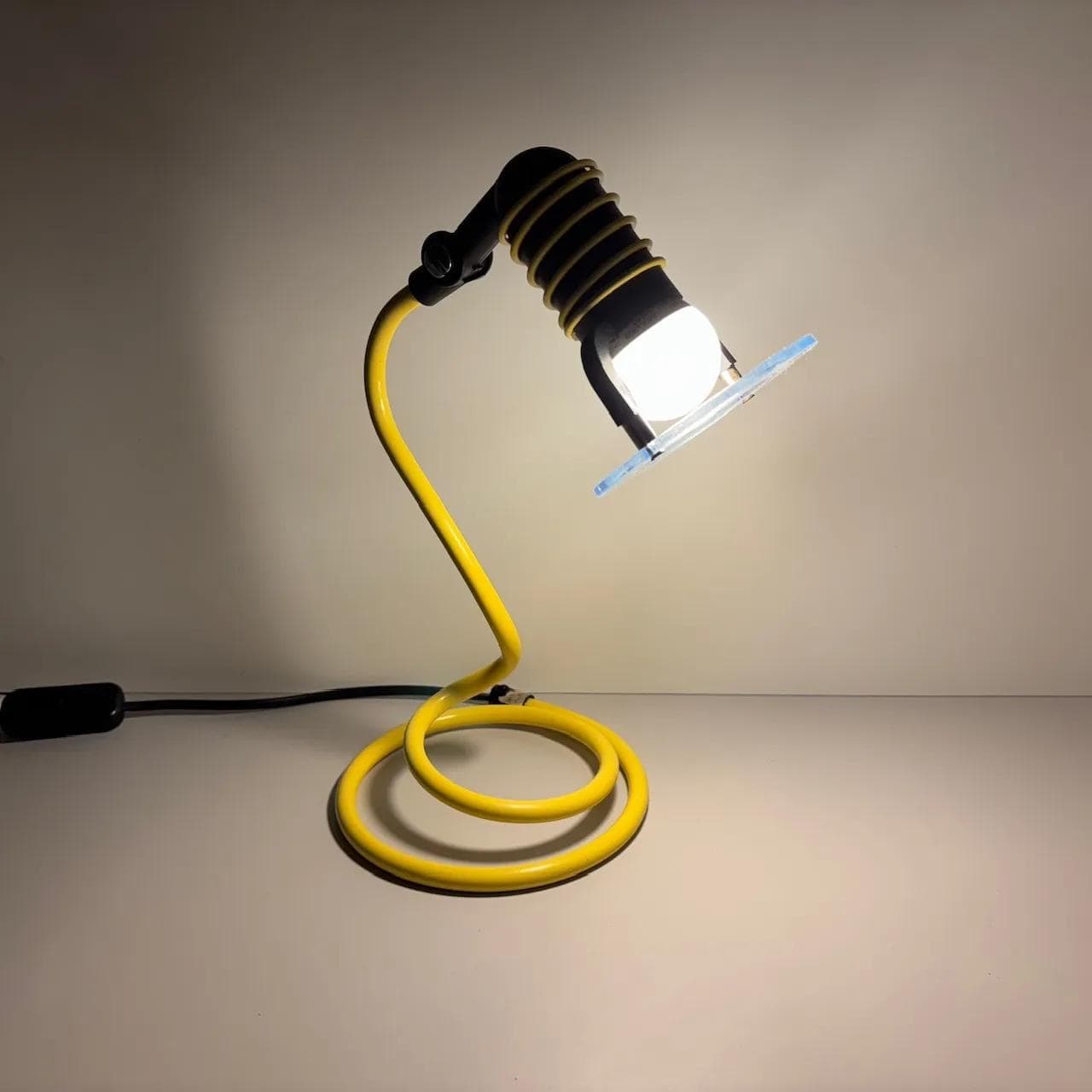 Lampka biurkowa postmodernistyczna, żółty, metal, plastik, pleksi, Niemcy, lata 80. - 37040