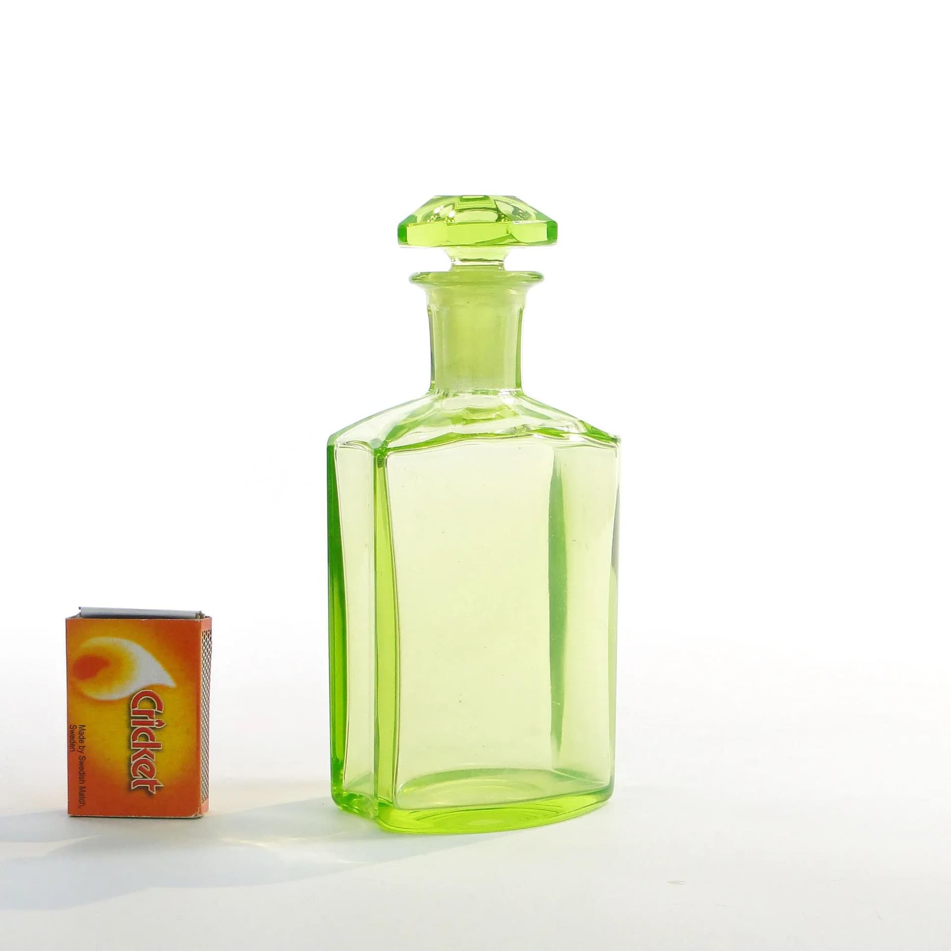 Karafka, szkło uranowe turkusowe, Austria, lata 90. XIX w. - 37105