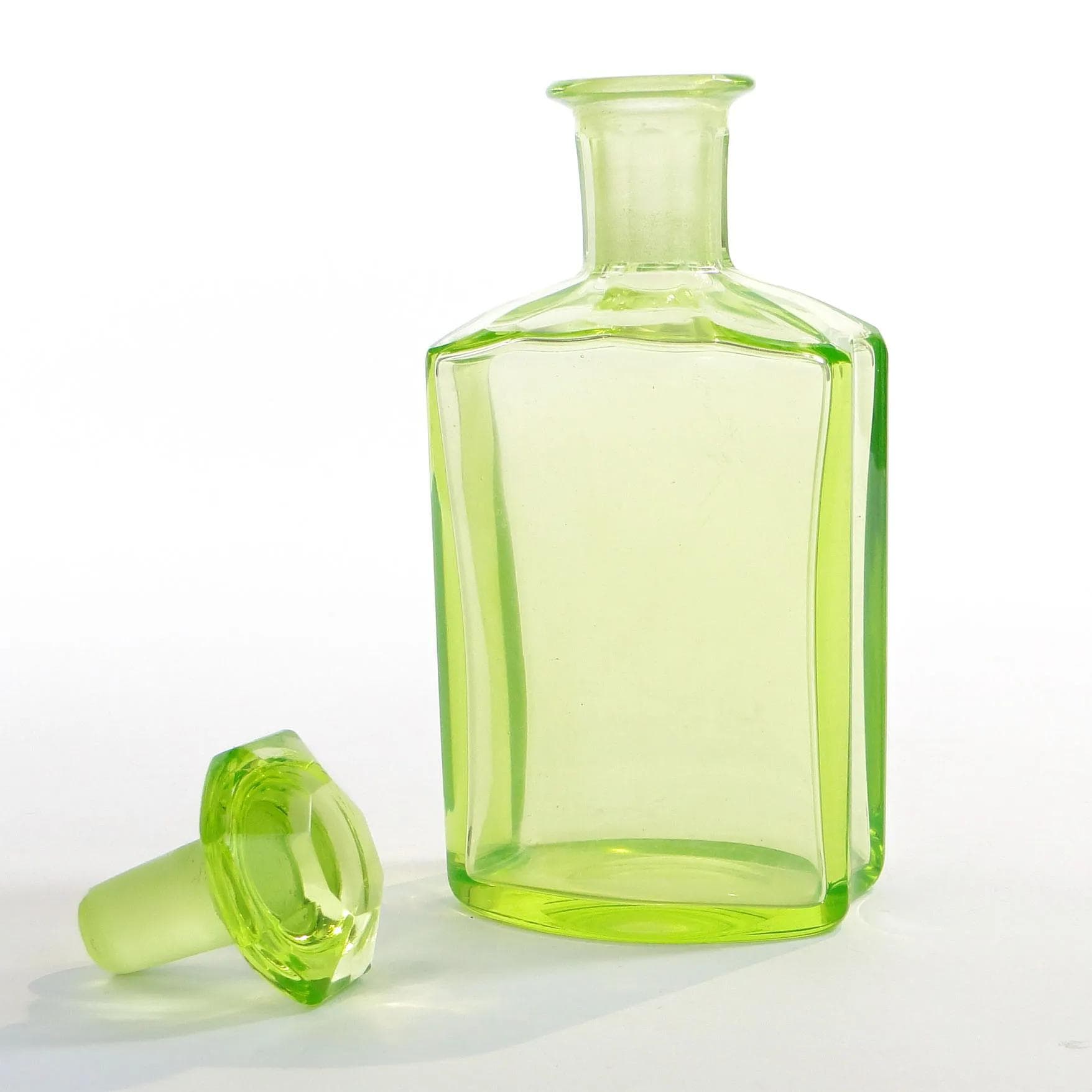 Karafka, szkło uranowe turkusowe, Austria, lata 90. XIX w. - 37107