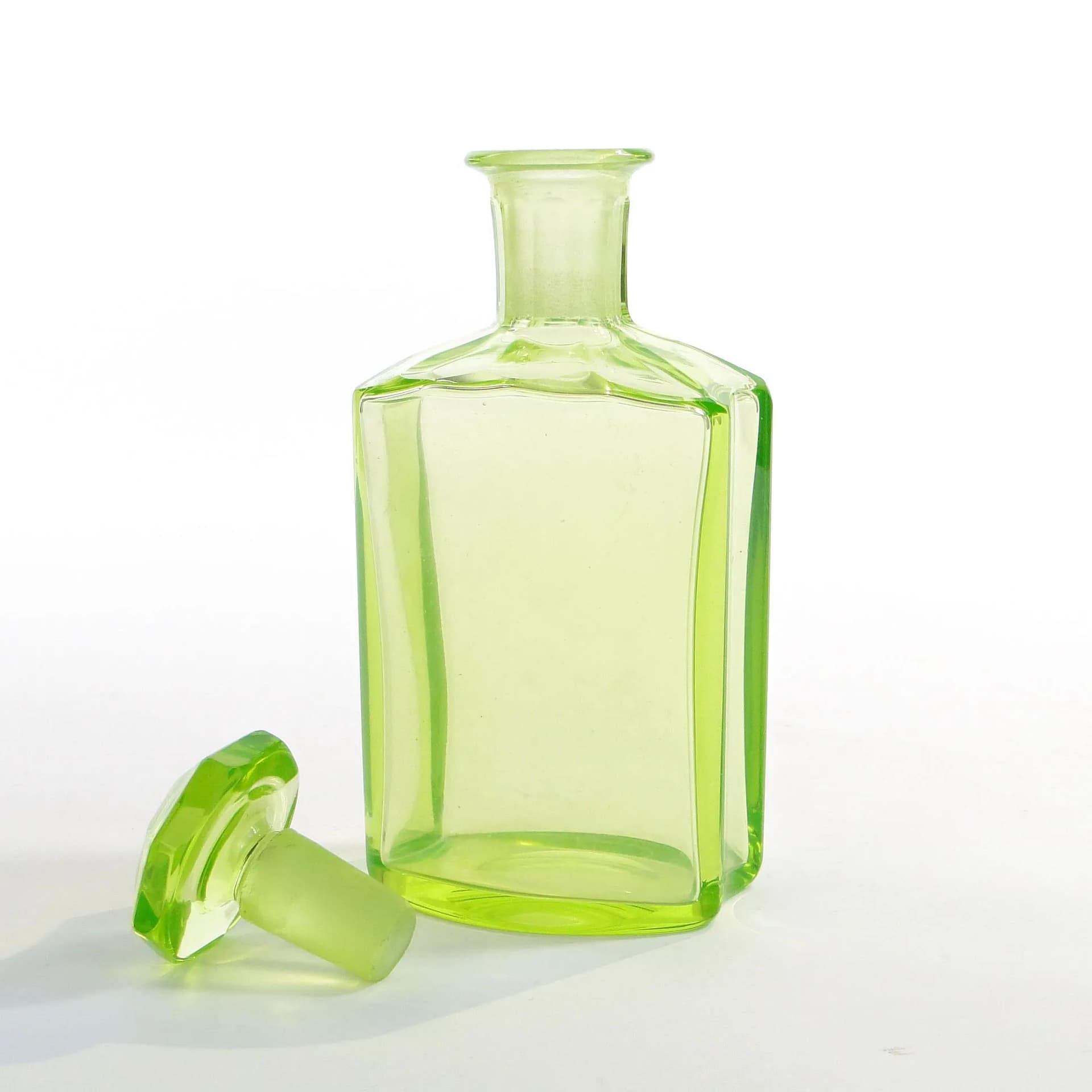 Karafka, szkło uranowe turkusowe, Austria, lata 90. XIX w. - 37106