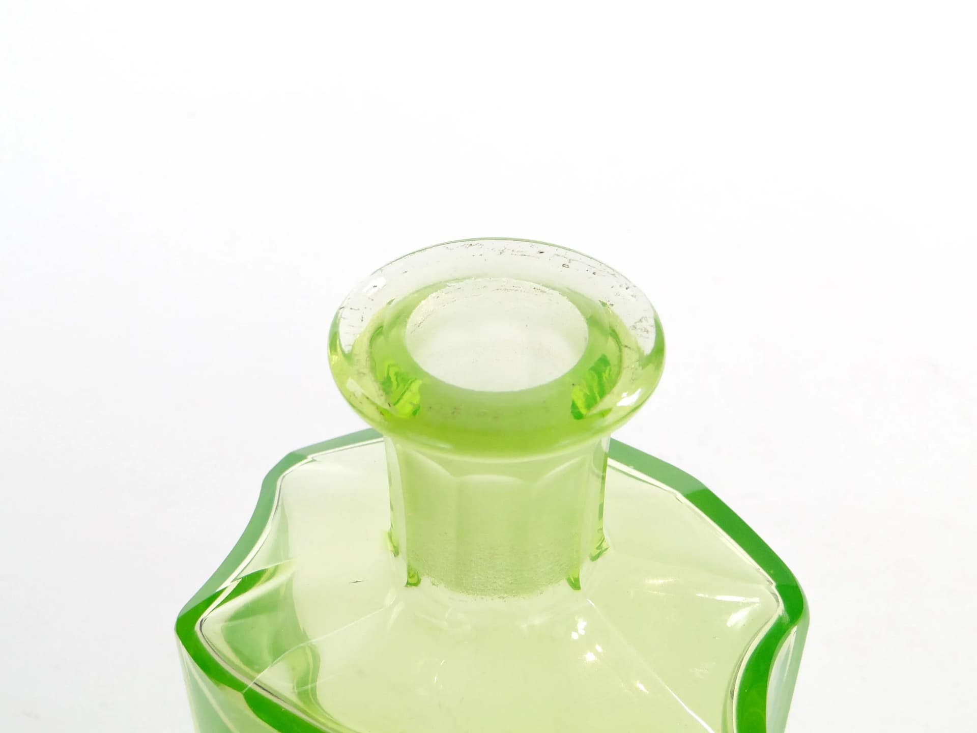 Karafka, szkło uranowe turkusowe, Austria, lata 90. XIX w. - 37108