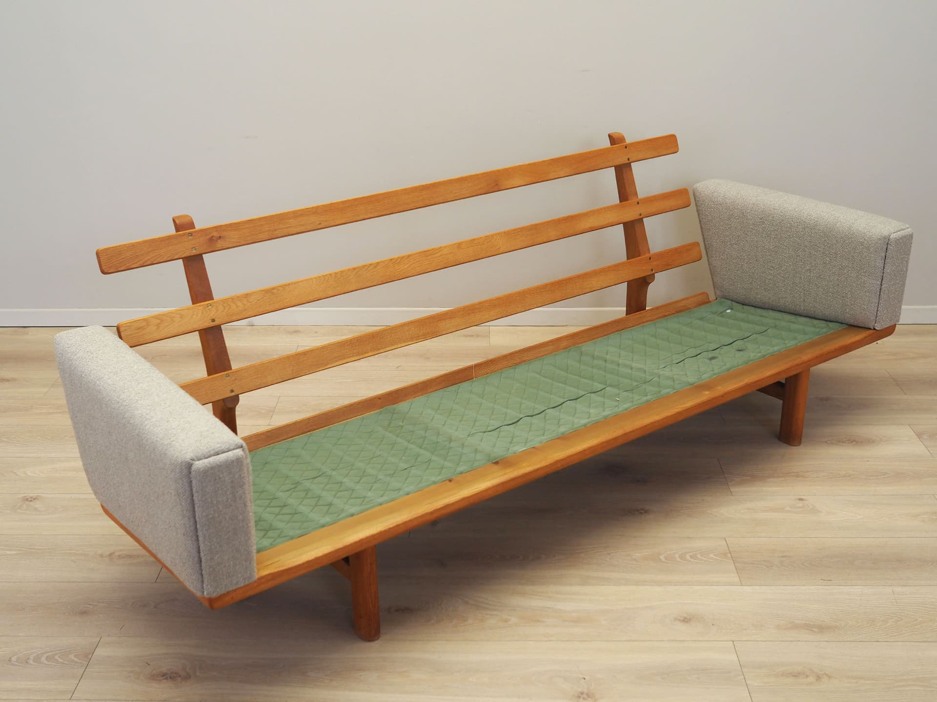 Sofa GE-236, boucle szary, jesion, proj. H. J. Wegner, Getama, Dania, lata 60. - 57507