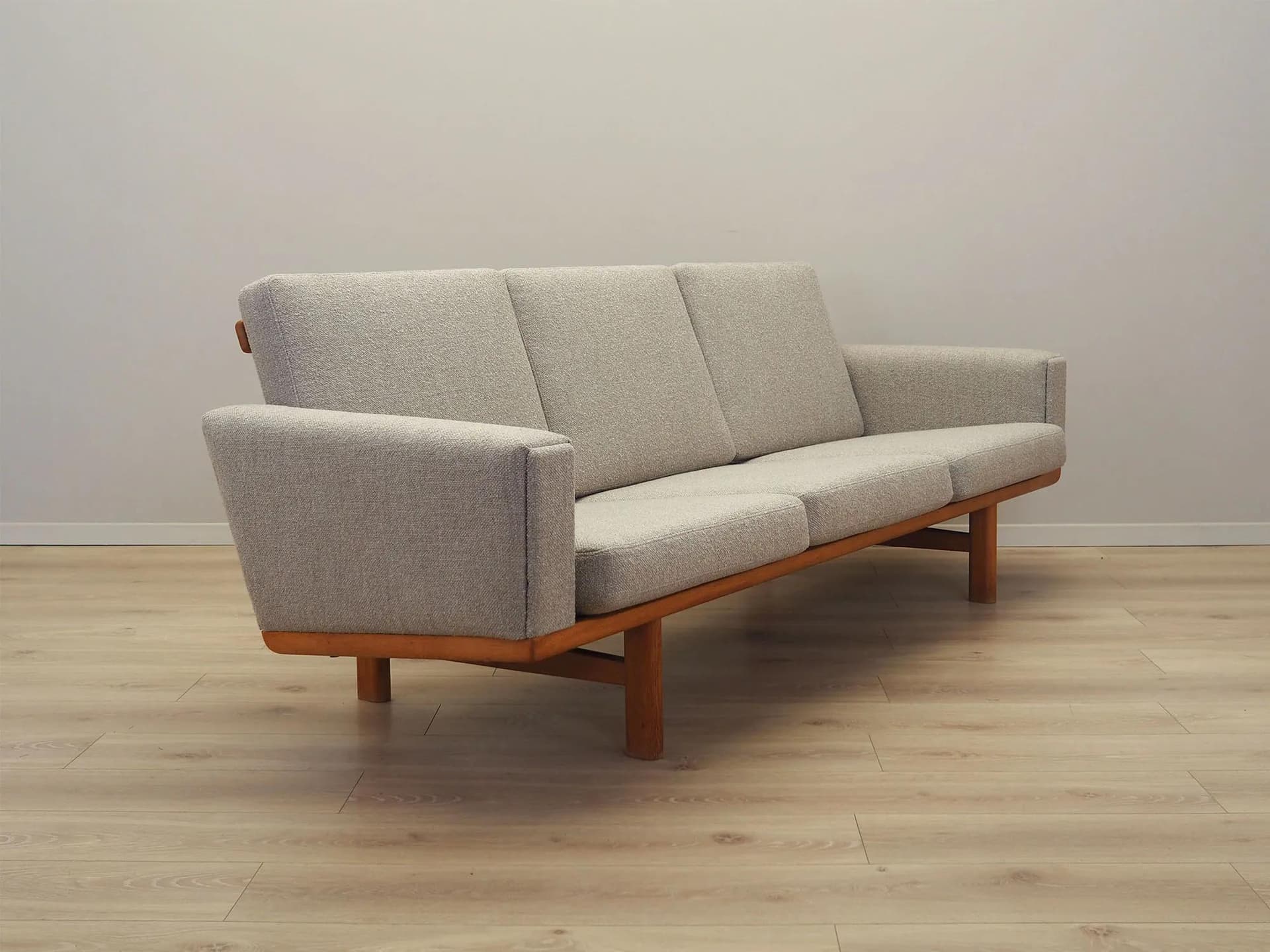 Sofa GE-236, boucle szary, jesion, proj. H. J. Wegner, Getama, Dania, lata 60. - 36952