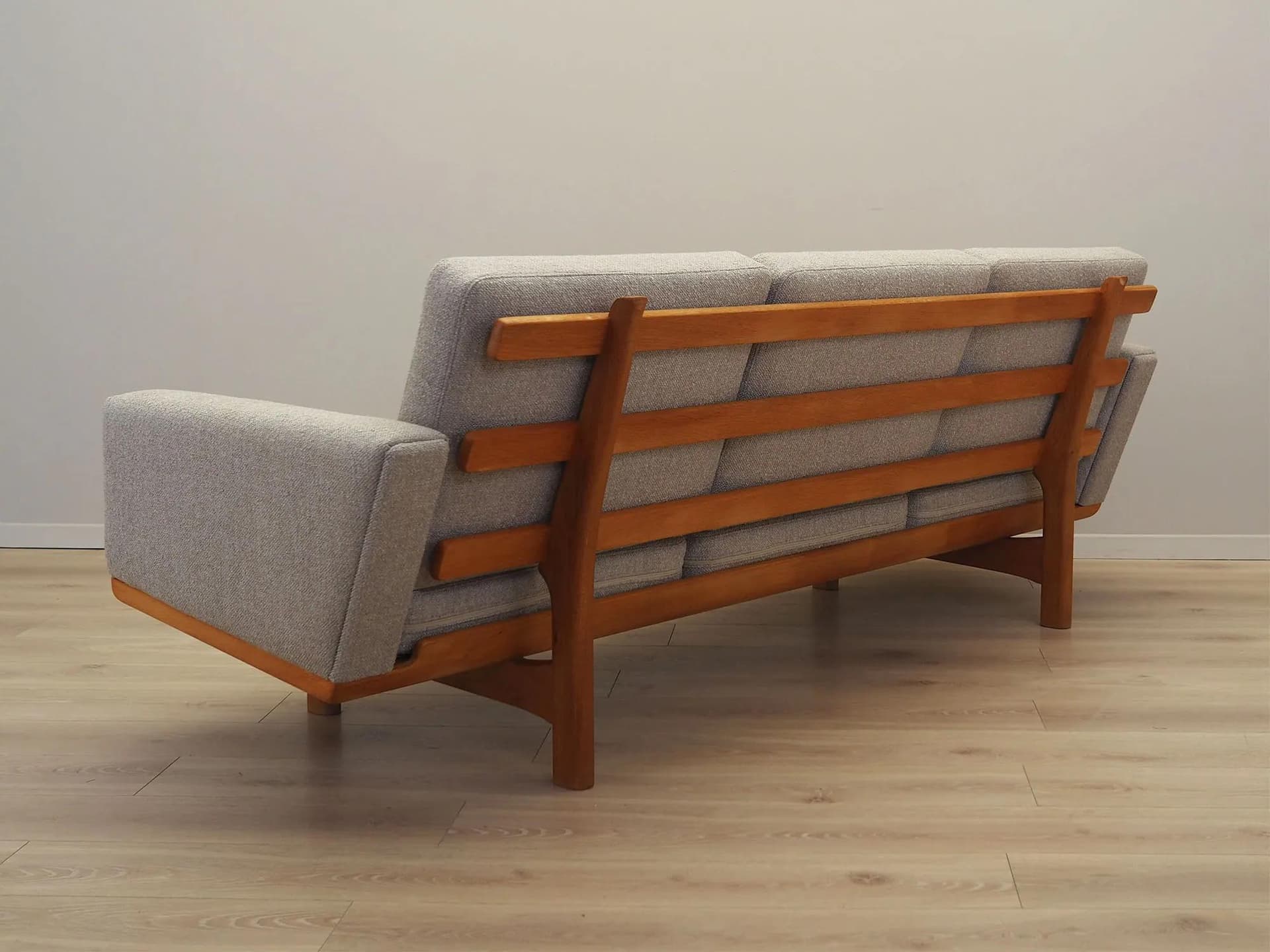 Sofa GE-236, boucle szary, jesion, proj. H. J. Wegner, Getama, Dania, lata 60. - 36949