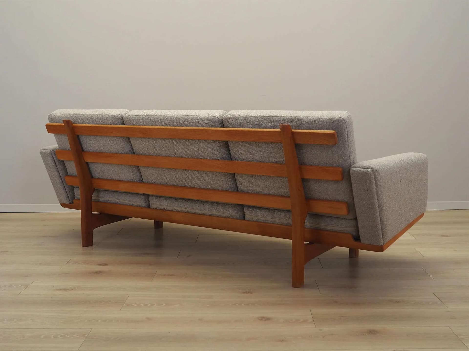 Sofa GE-236, boucle szary, jesion, proj. H. J. Wegner, Getama, Dania, lata 60. - 36950