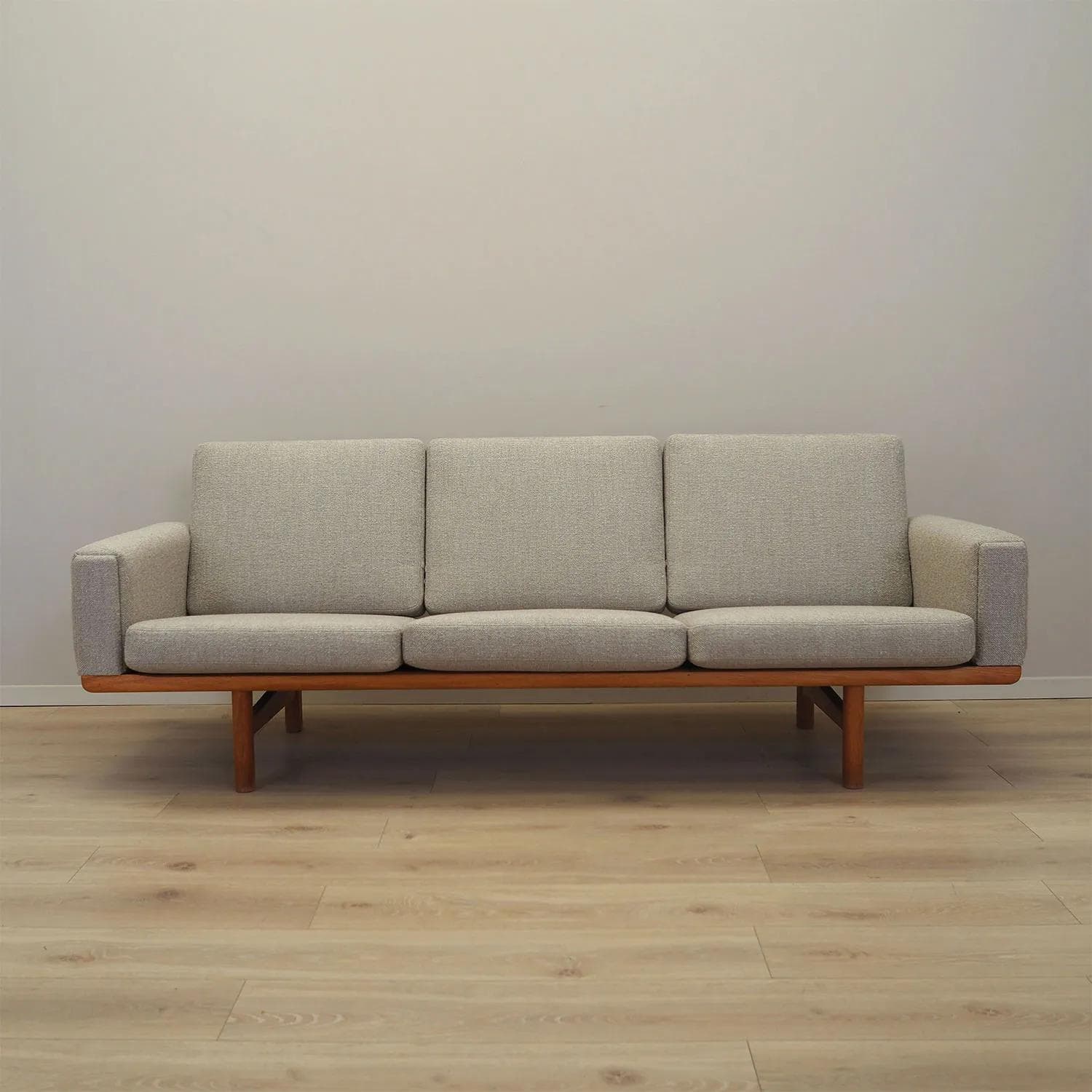 Sofa GE-236, boucle szary, jesion, proj. H. J. Wegner, Getama, Dania, lata 60. - 36948