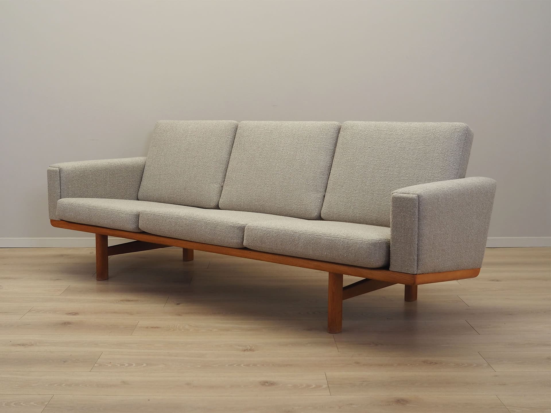 Sofa GE-236, boucle szary, jesion, proj. H. J. Wegner, Getama, Dania, lata 60. - 57511