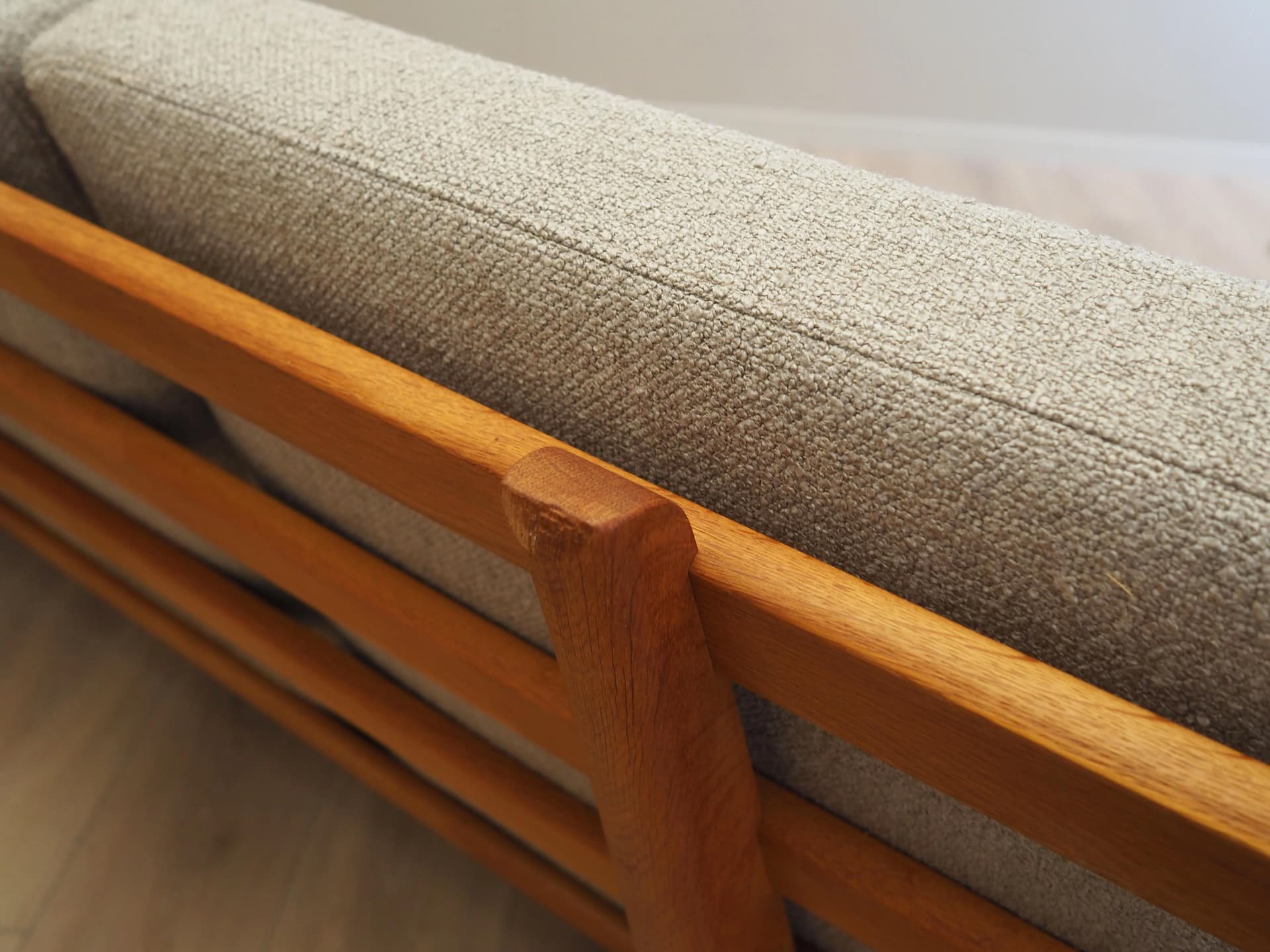 Sofa GE-236, boucle szary, jesion, proj. H. J. Wegner, Getama, Dania, lata 60. - 36955