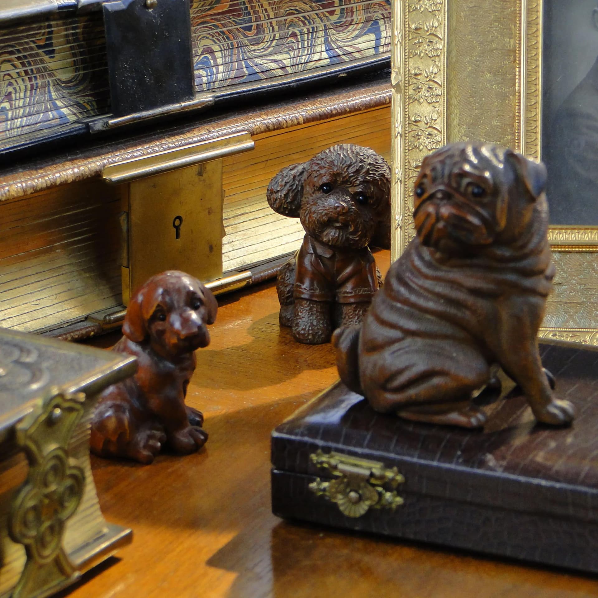 Rzeźba kameralna, miniatura szczeniaka, bukszpan japoński ciemnobrązowy, Japonia, lata 90. - 37095