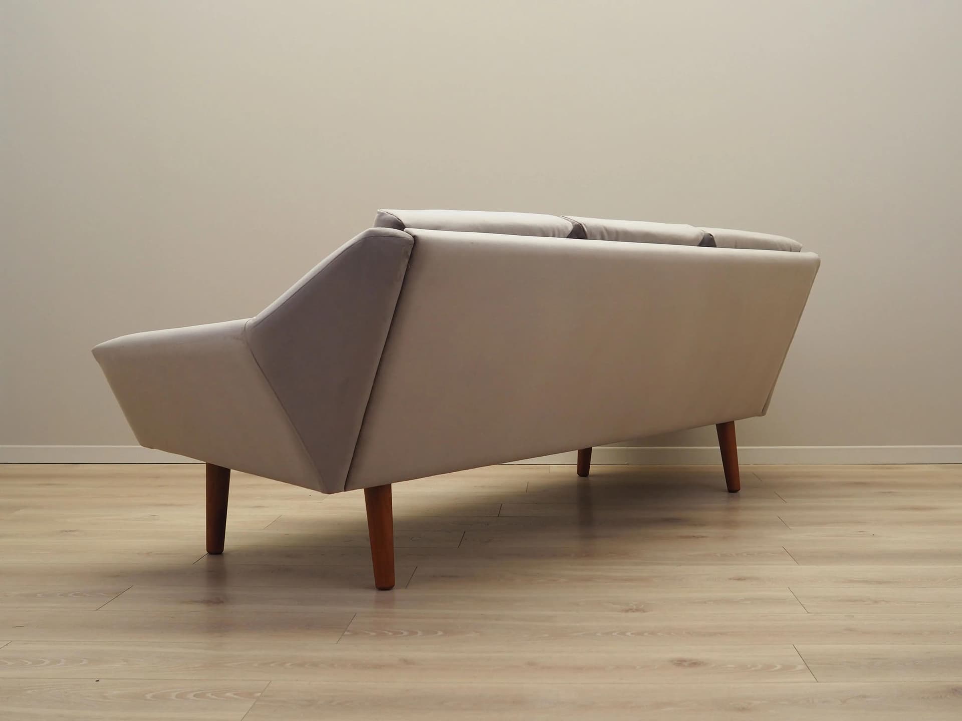 Sofa, velvet szary, buk, Dania, lata 80. - 37142