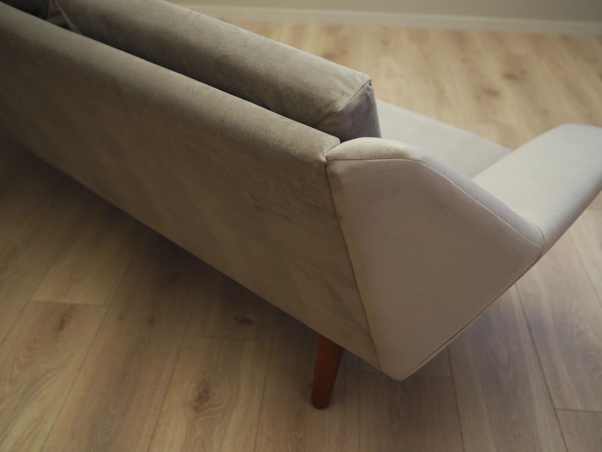 Sofa, velvet szary, buk, Dania, lata 80. - 37148