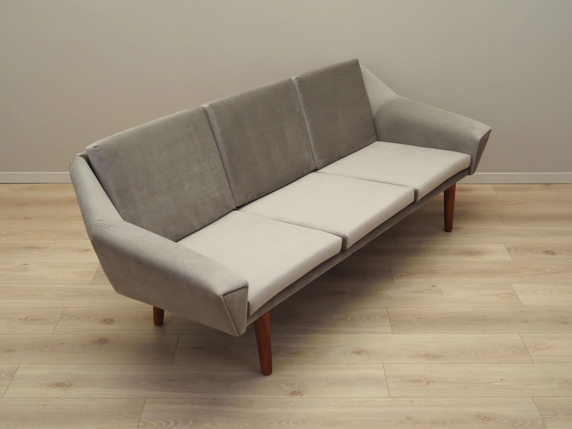 Sofa, velvet szary, buk, Dania, lata 80. - 37144