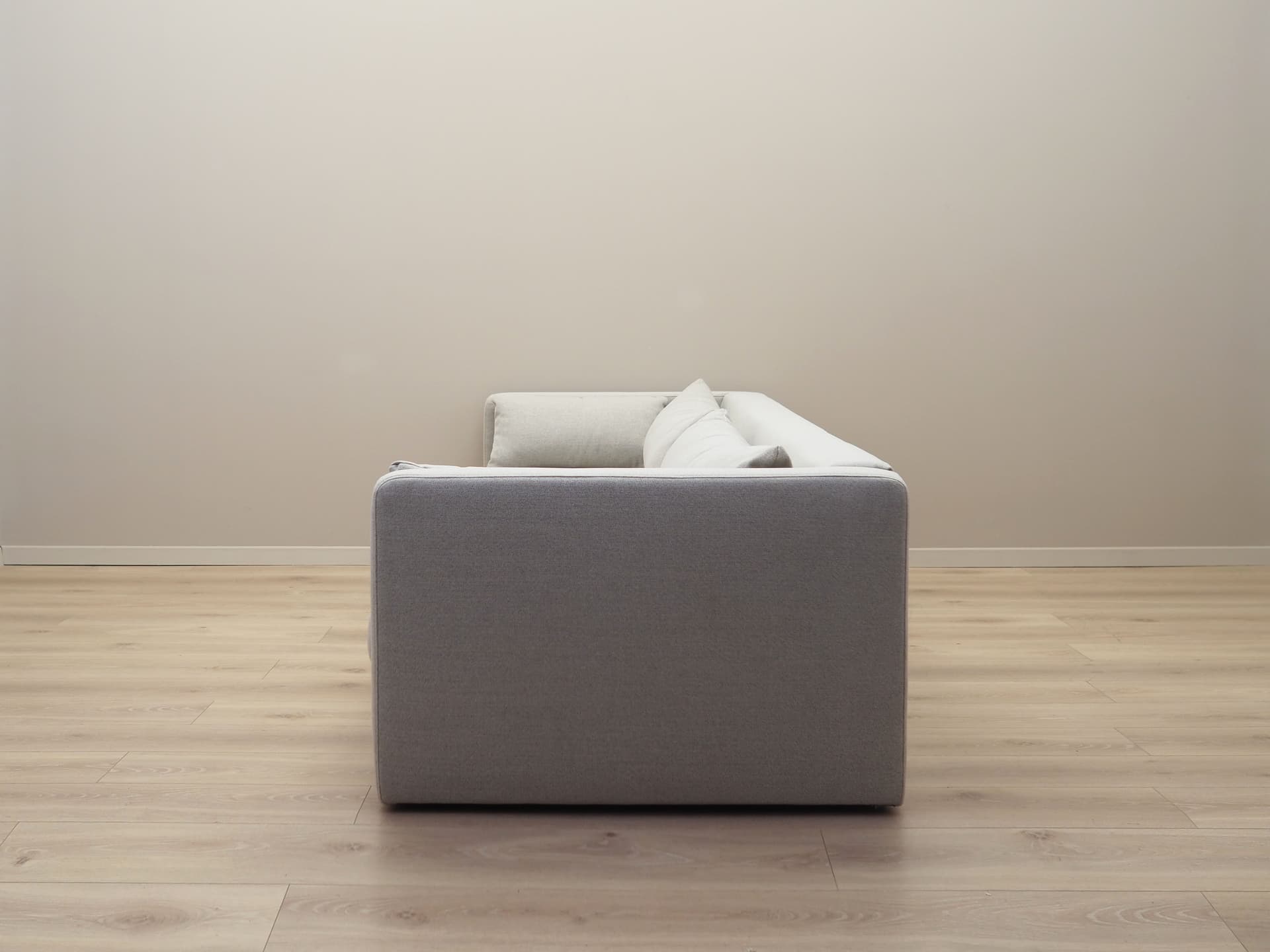 Sofa, skandynawski design, tkanina szara, drewno, Dania, lata 2000 - 57463