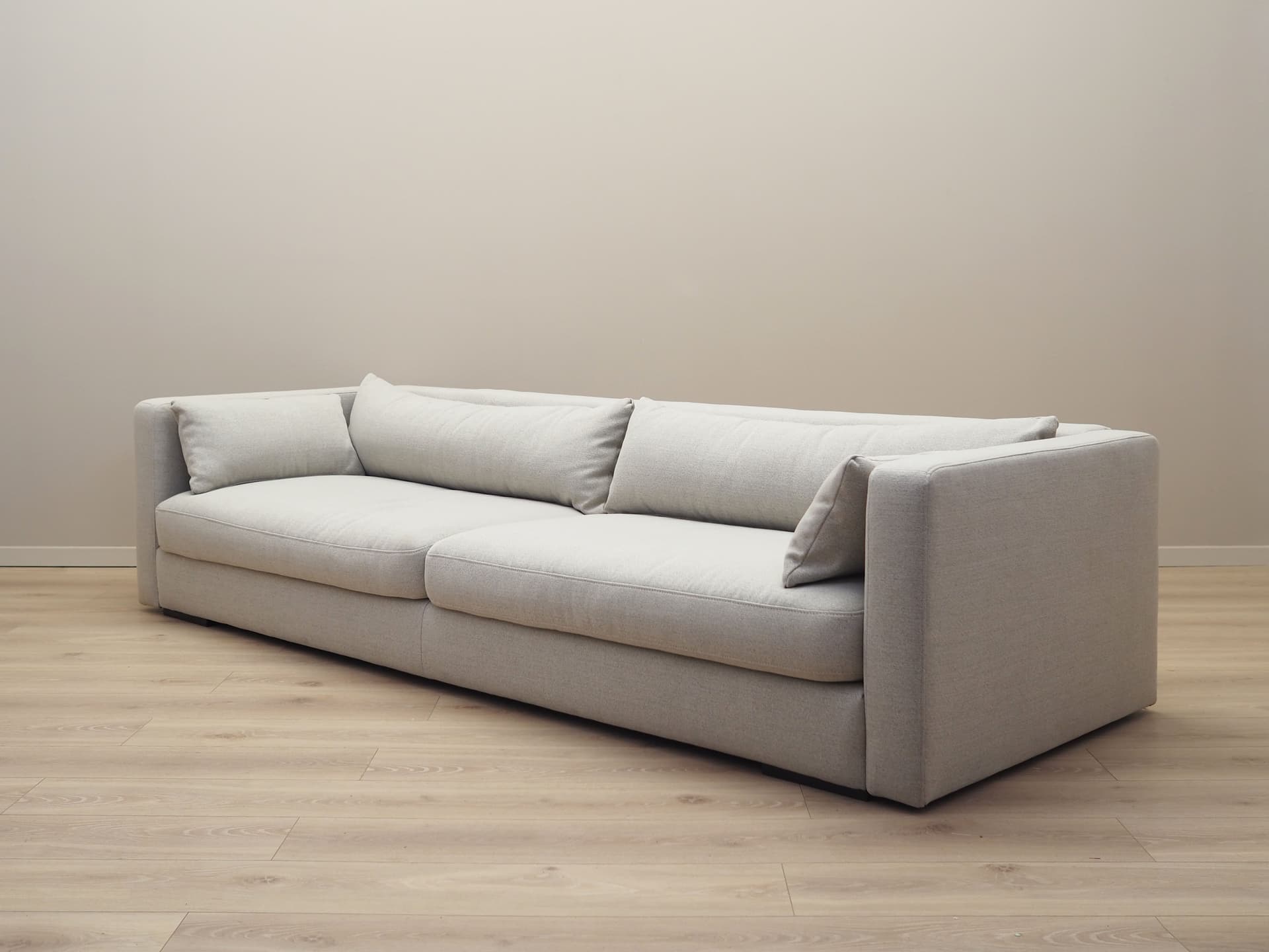 Sofa, skandynawski design, tkanina szara, drewno, Dania, lata 2000 - 57462