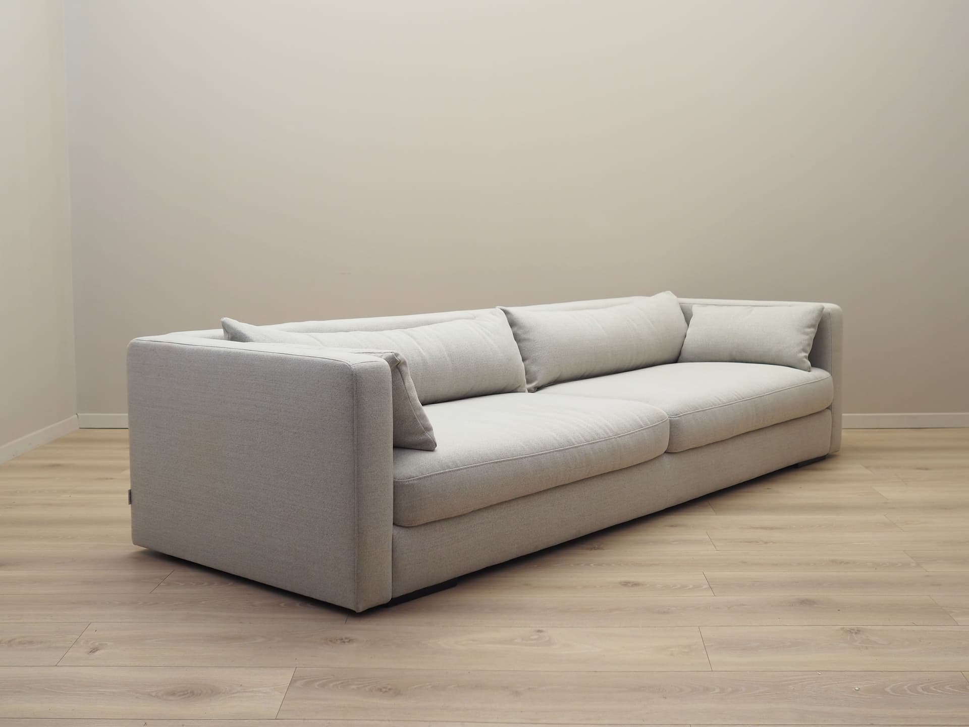 Sofa, skandynawski design, tkanina szara, drewno, Dania, lata 2000 - 57465