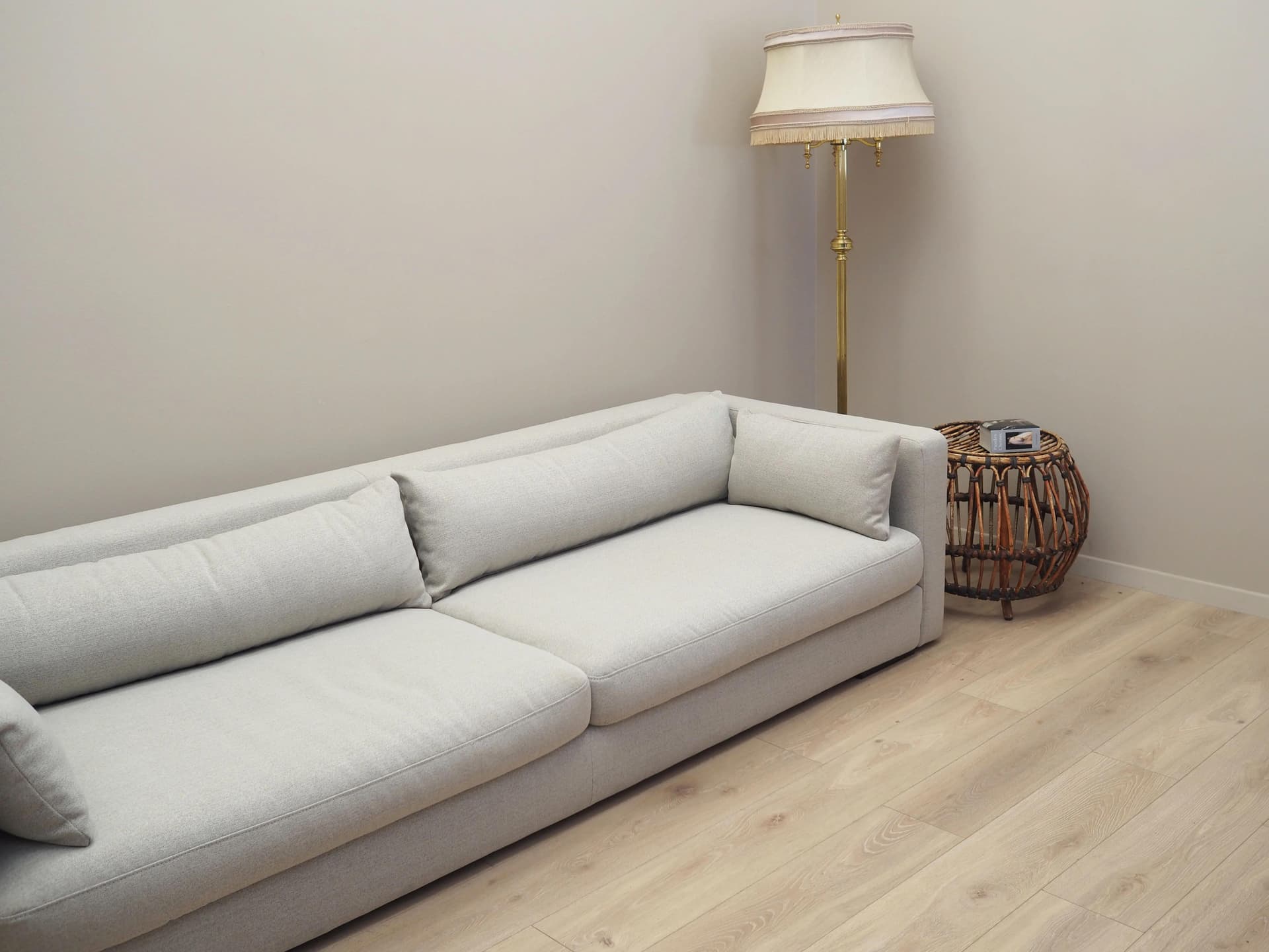Sofa, skandynawski design, tkanina szara, drewno, Dania, lata 2000 - 37350