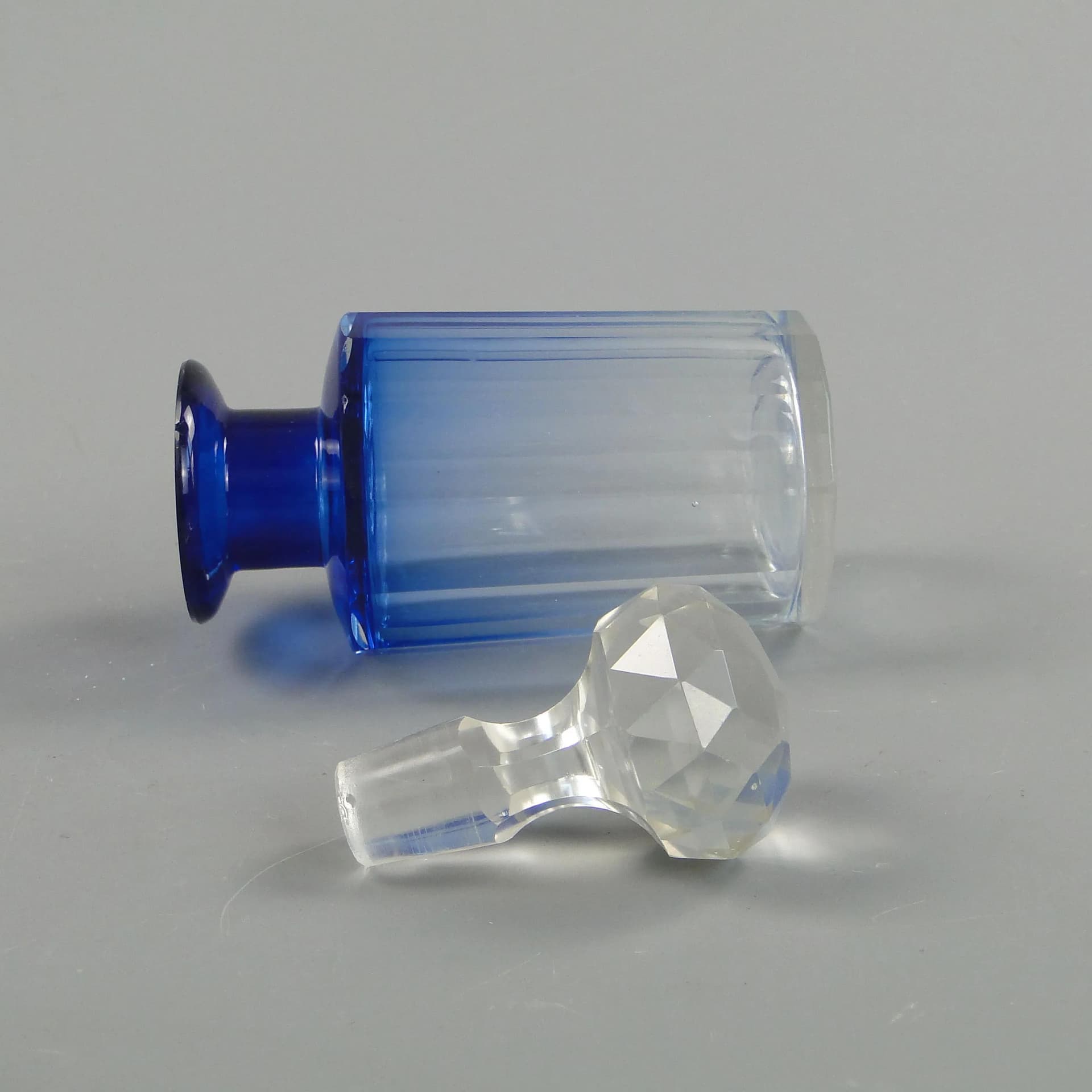 Flakon secesyjny, kryształ niebieski, Moser, Czechosłowacja, początek XX w. - 37401