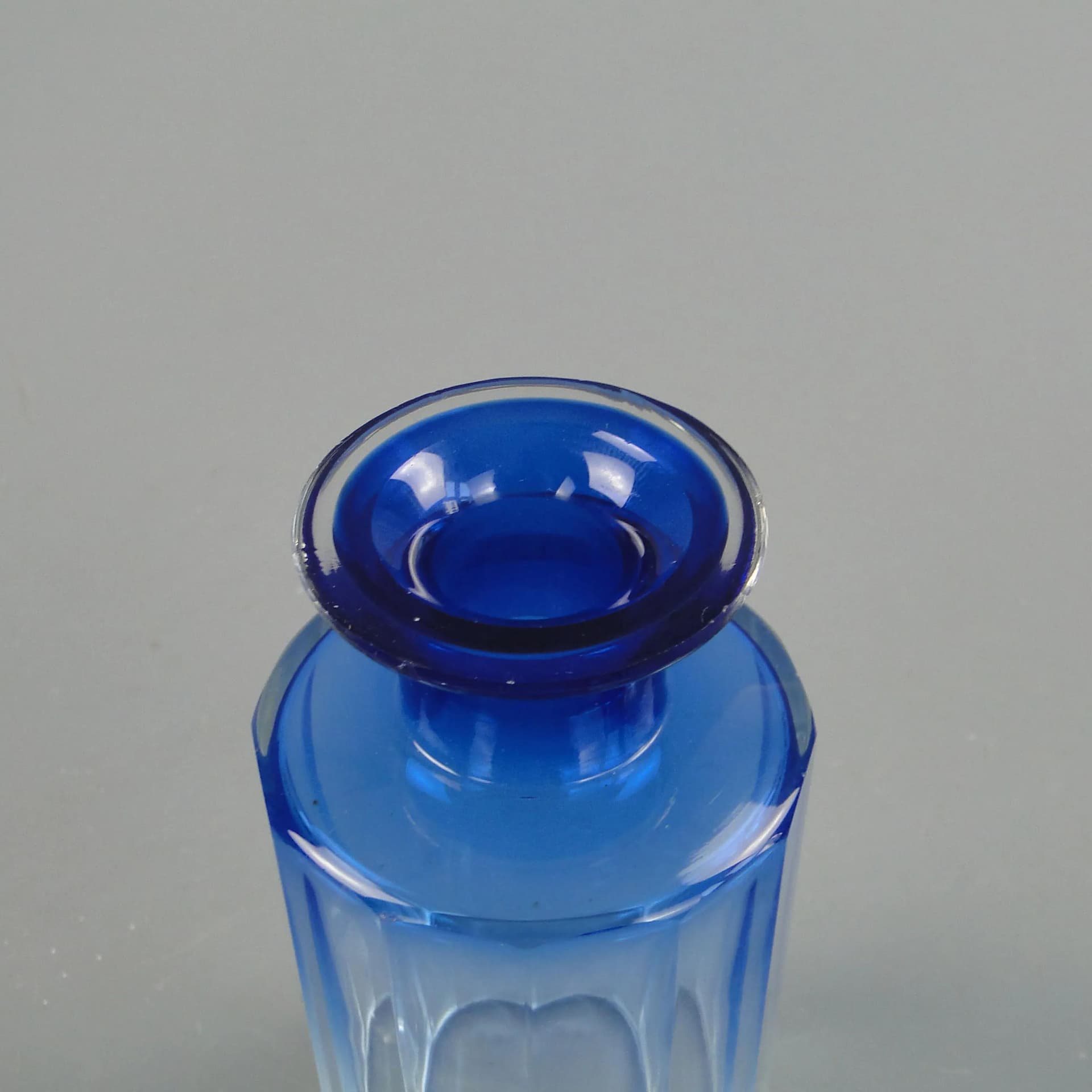 Flakon secesyjny, kryształ niebieski, Moser, Czechosłowacja, początek XX w. - 37399