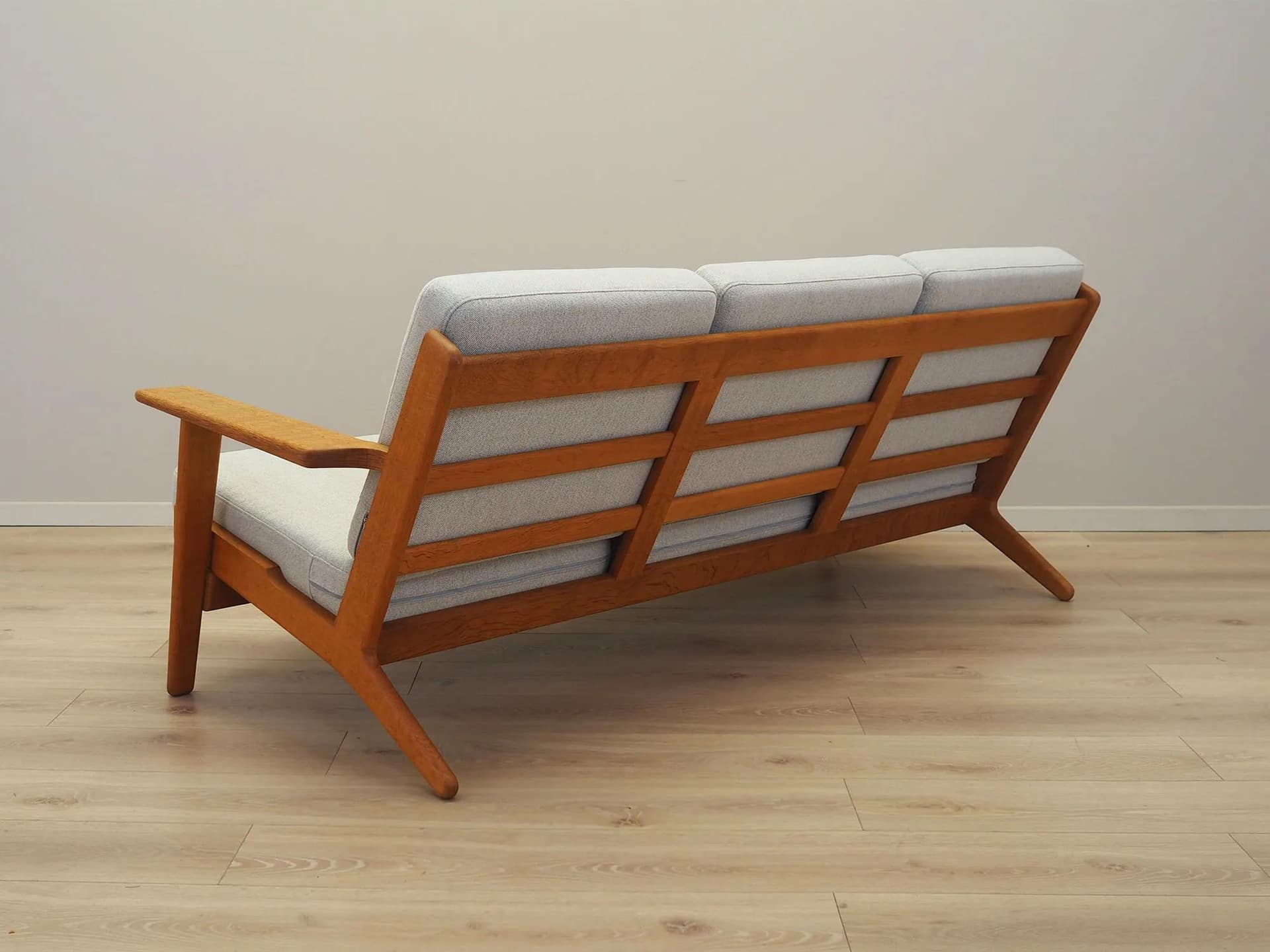 Sofa GE-290, boucle beżowy, dąb, proj. H. J. Wegner, Getama, Dania, lata 60. - 37446