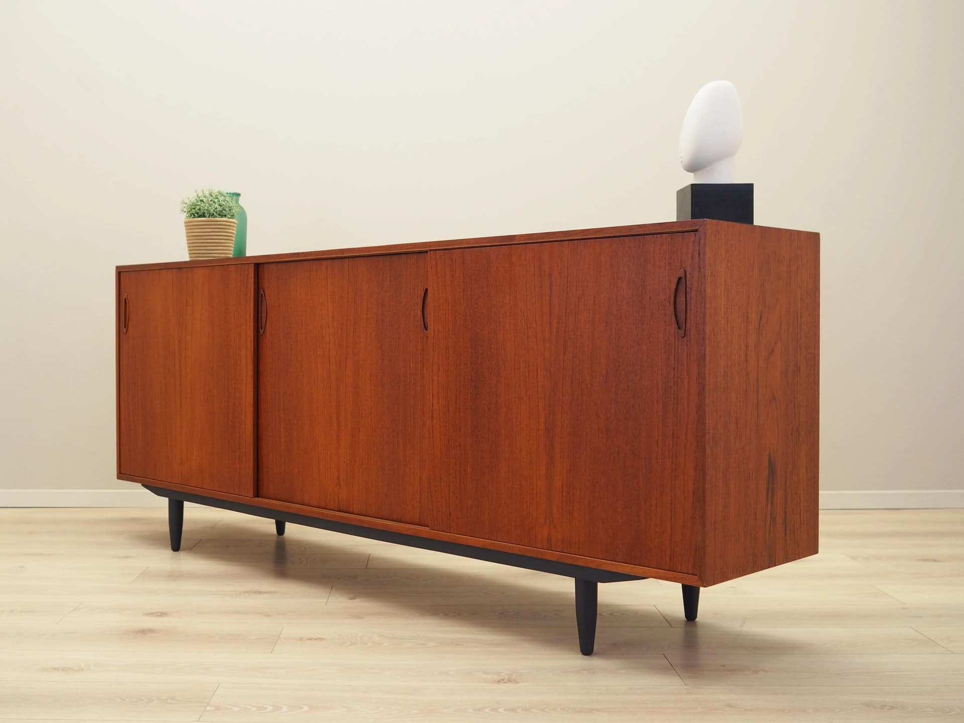 Sideboard, teak pomarańczowy, drewno czarny, Dania, lata 70. - 37425