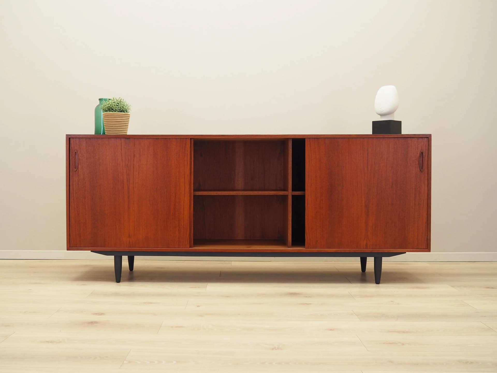 Sideboard, teak pomarańczowy, drewno czarny, Dania, lata 70. - 37424