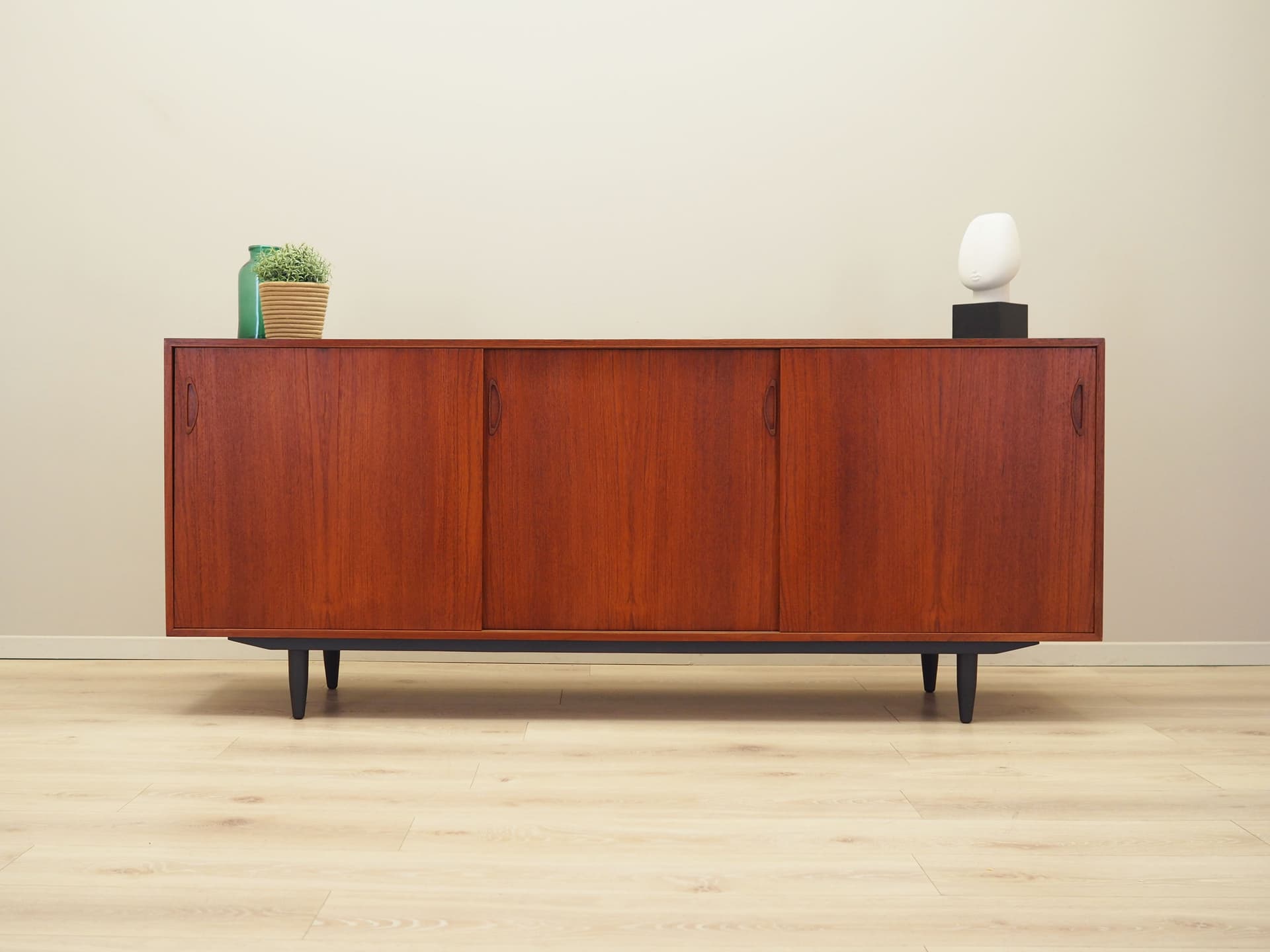 Sideboard, teak pomarańczowy, drewno czarny, Dania, lata 70. - 57407