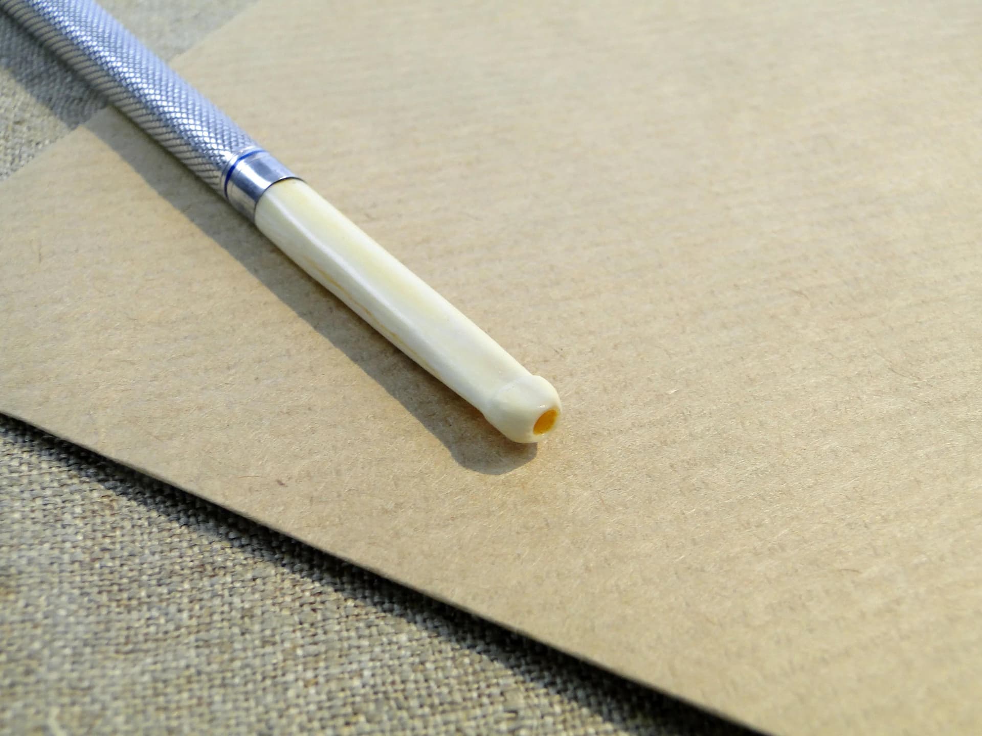 Srebrna lufka do papierosów z emalią i kością słoniową, początek XX wieku - 37587