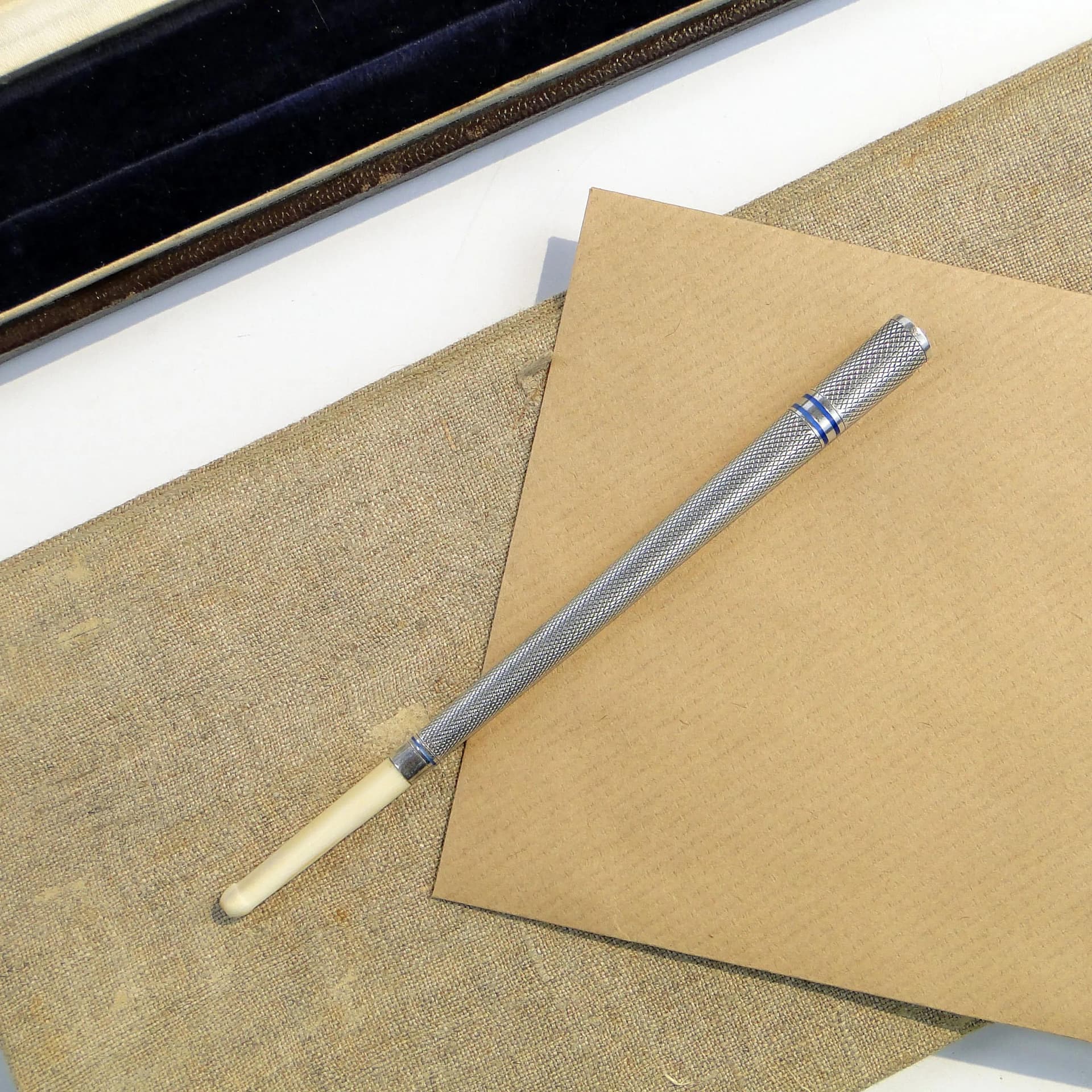 Srebrna lufka do papierosów z emalią i kością słoniową, początek XX wieku - 37584