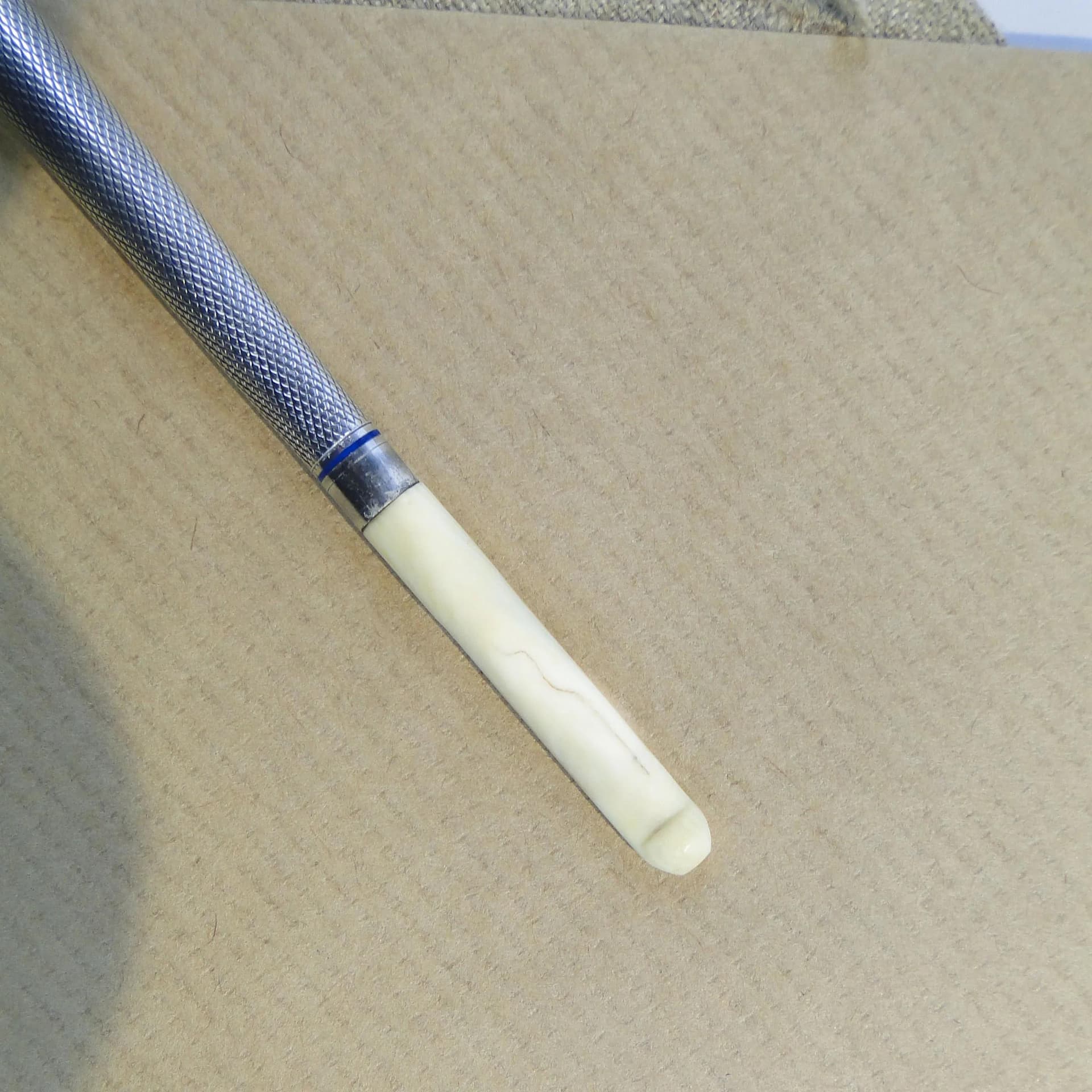 Srebrna lufka do papierosów z emalią i kością słoniową, początek XX wieku - 37589