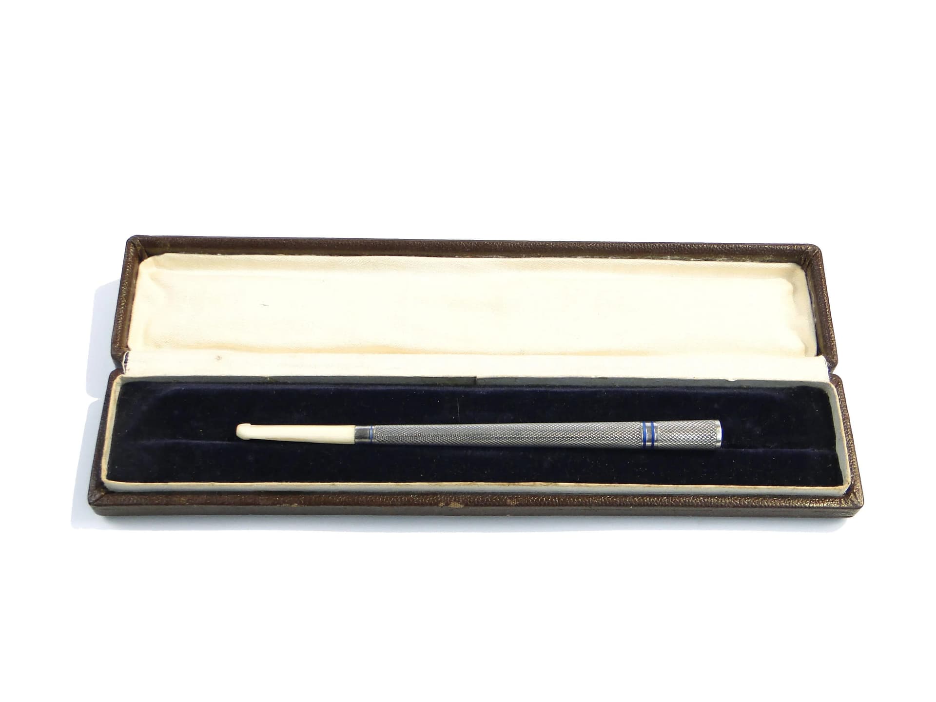 Srebrna lufka do papierosów z emalią i kością słoniową, początek XX wieku - 37582