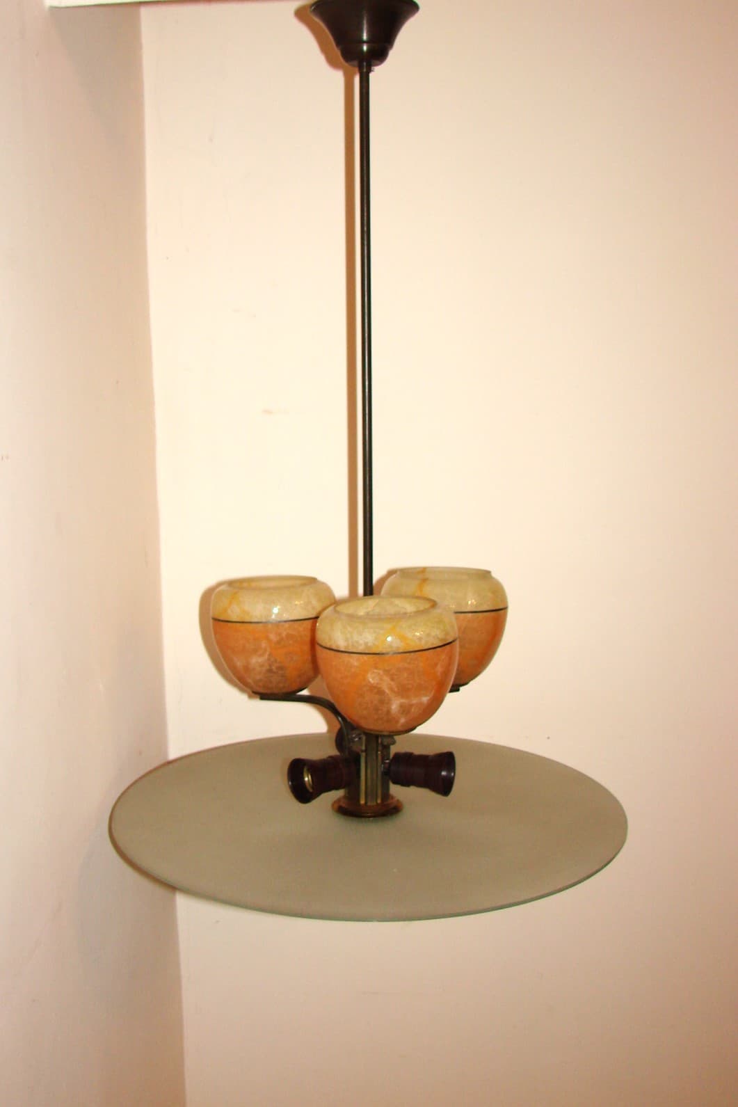 Chandelier Art Deco, orange, brass, glass, 1930s. - 37708