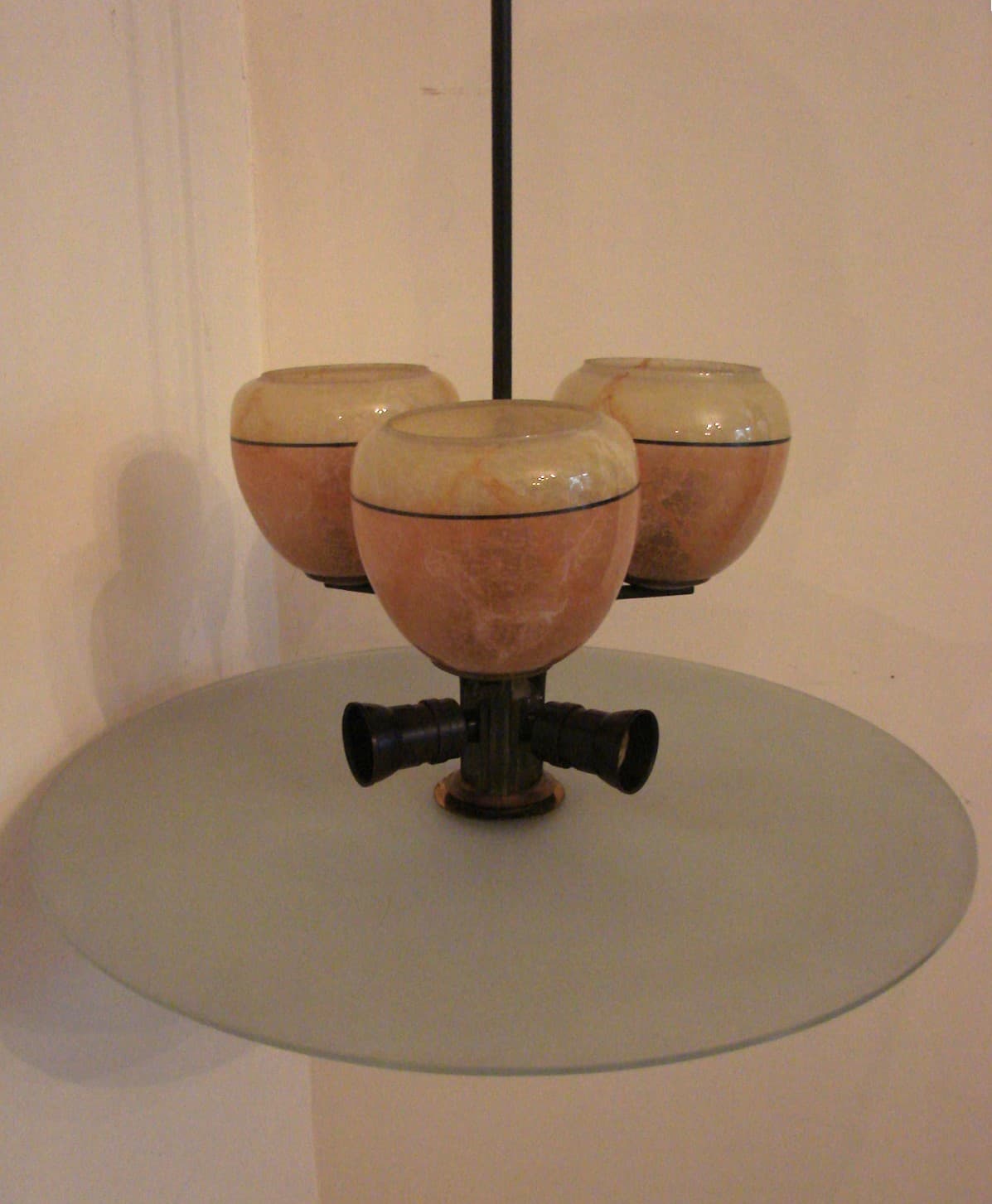 Chandelier Art Deco, orange, brass, glass, 1930s. - 37709